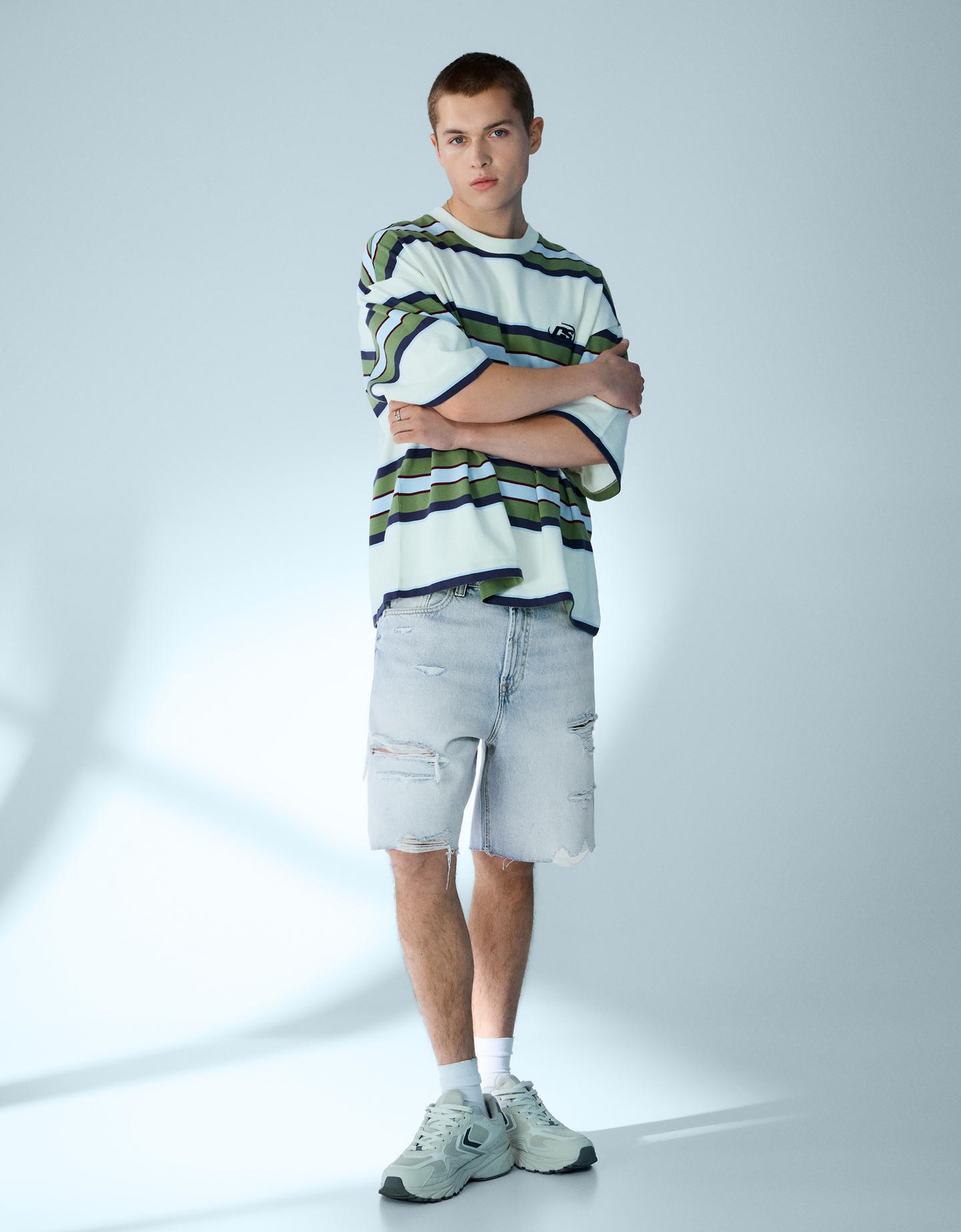 Bershka bermudy jeansowe z przetarciami jasnoniebieski