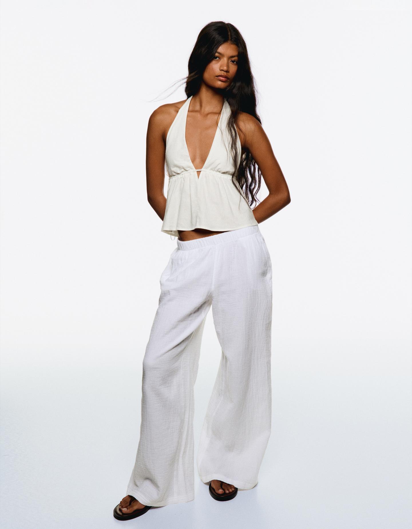 Bershka top z mieszanki lnu z dekoltem halter biały