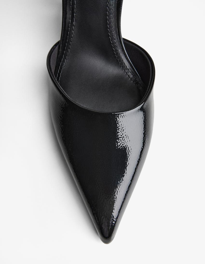 Sandaletit nilkkaremmillä ja kiilakorolla-Musta