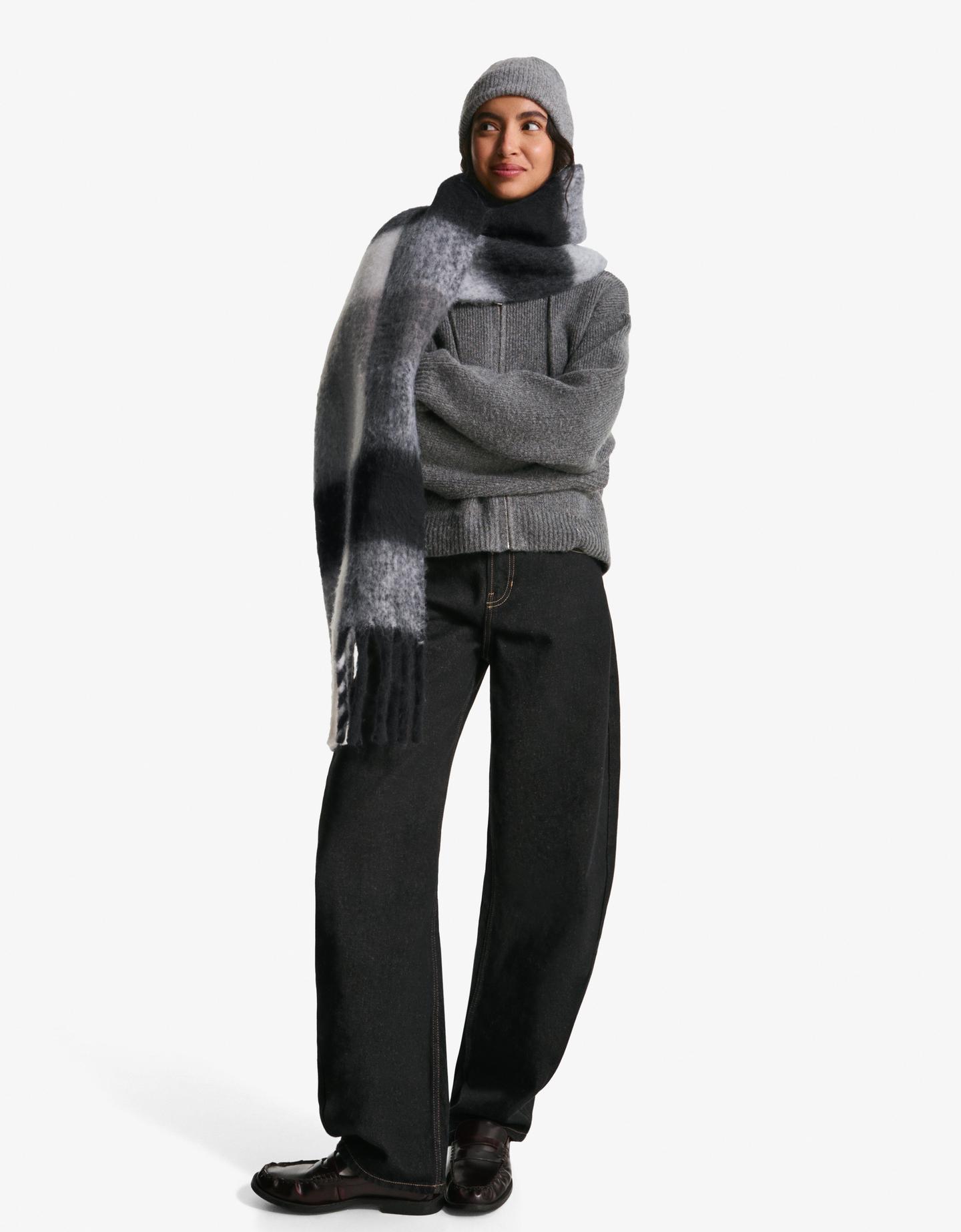 Bershka szal w kratę czarny