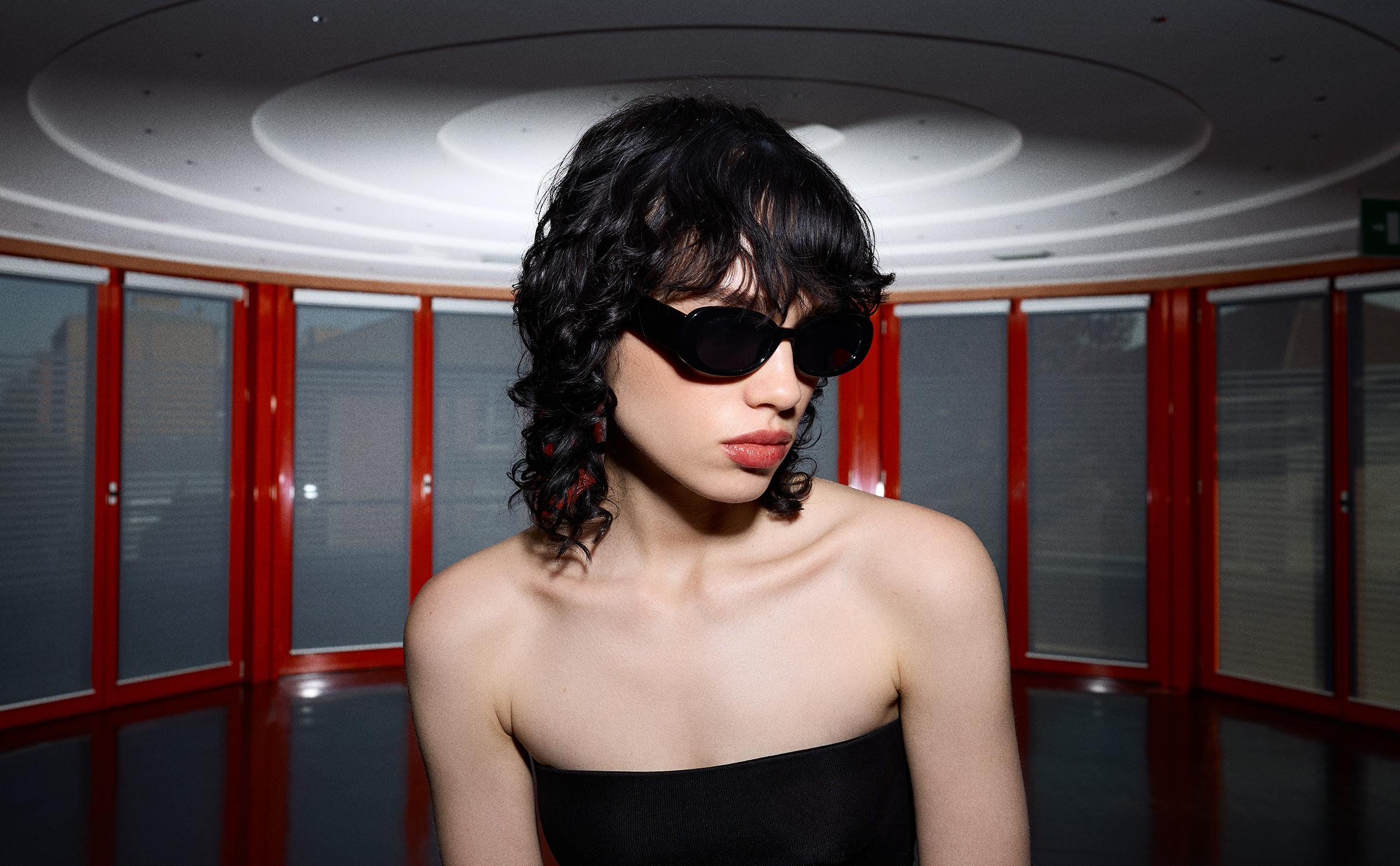 Oval plastic sunglasses — Black
