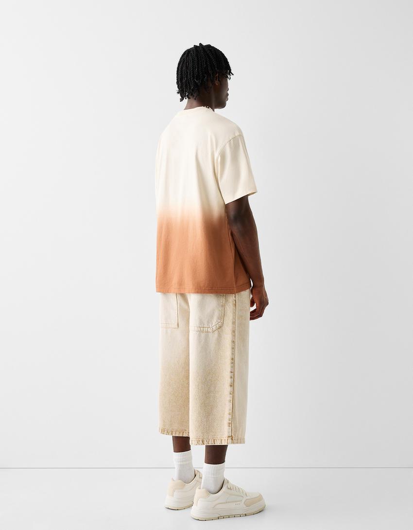 Избеляла квадратна фланелка с къс ръкав и щампа-Мръснобяло-1