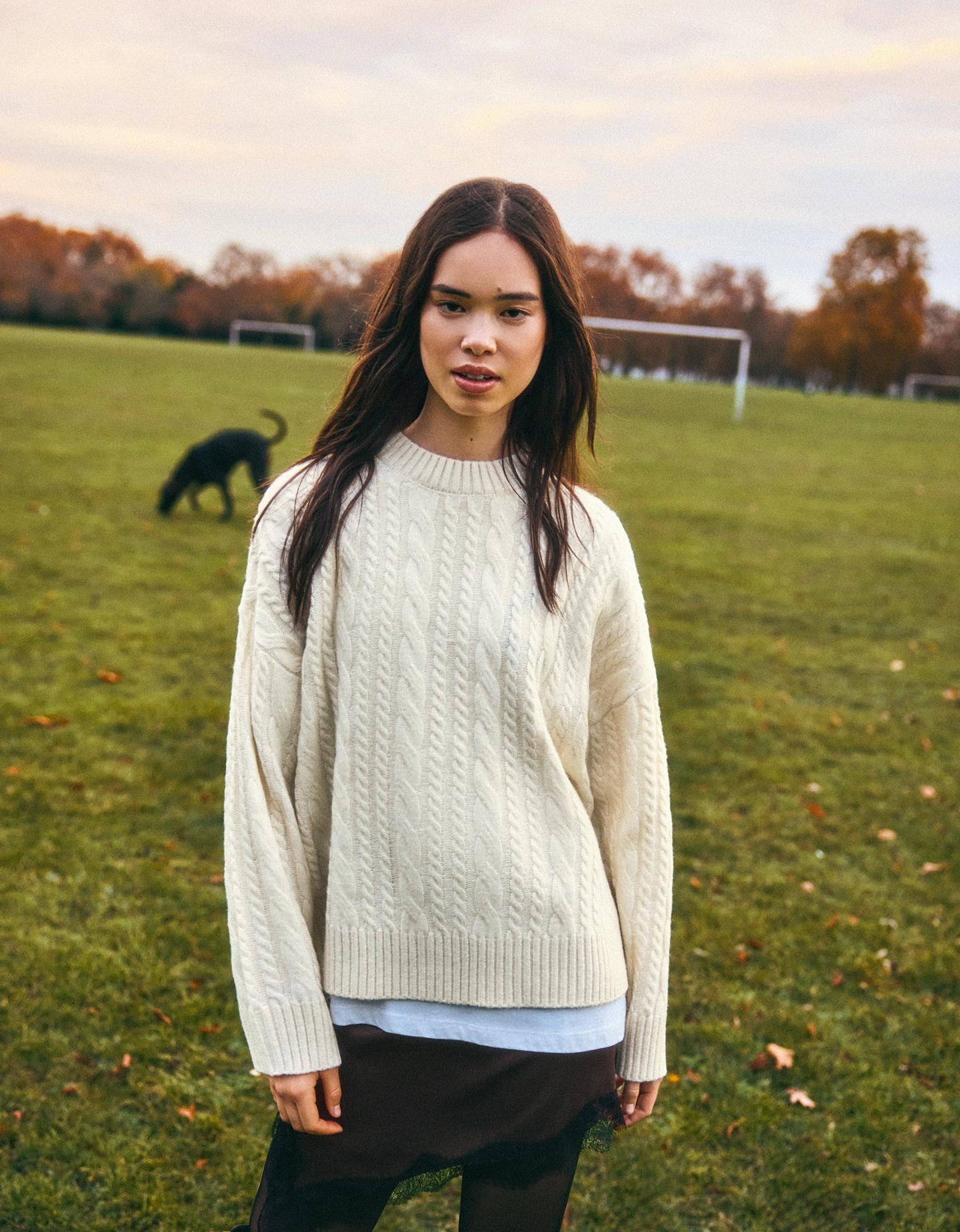 Bershka sweter ze splotem warkoczowym kremowy