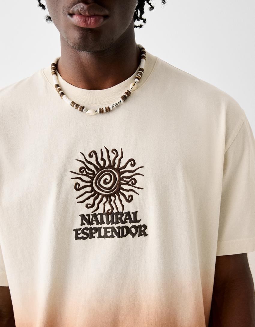 Избеляла квадратна фланелка с къс ръкав и щампа-Мръснобяло-5