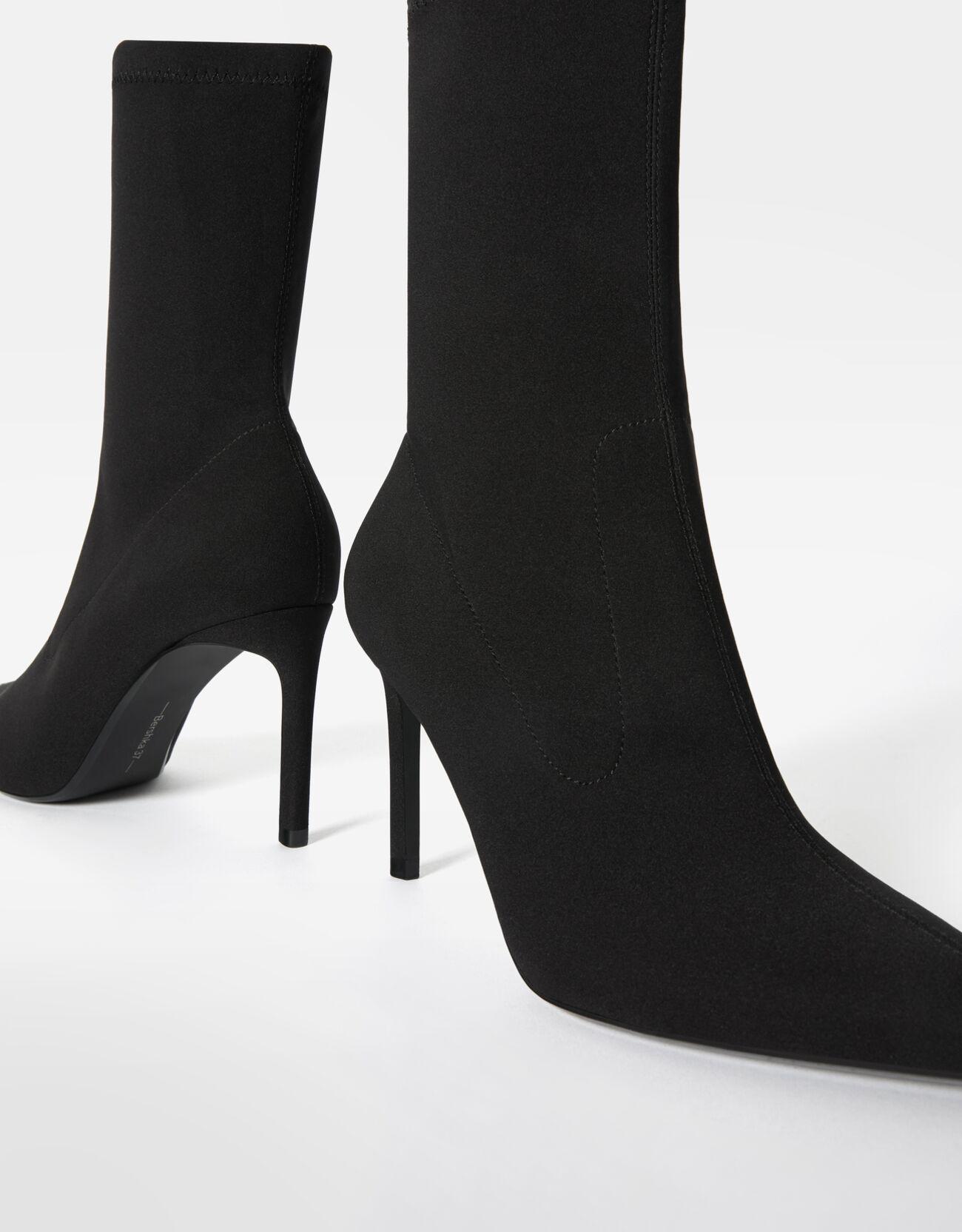 Fitted heel ankle boots — BLACK