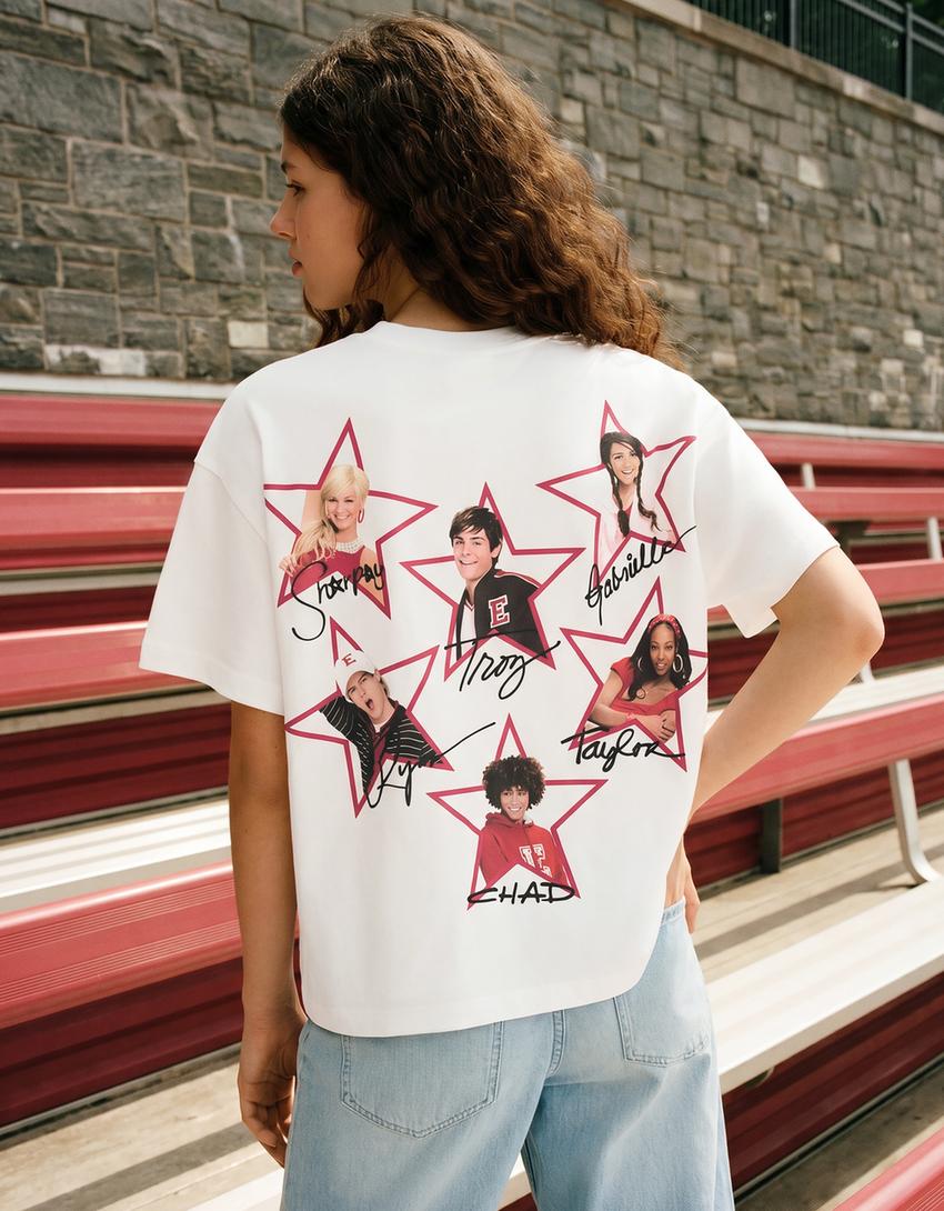 Boxy T-Shirt mit High School Musical Print-Grbrochenes Weiss