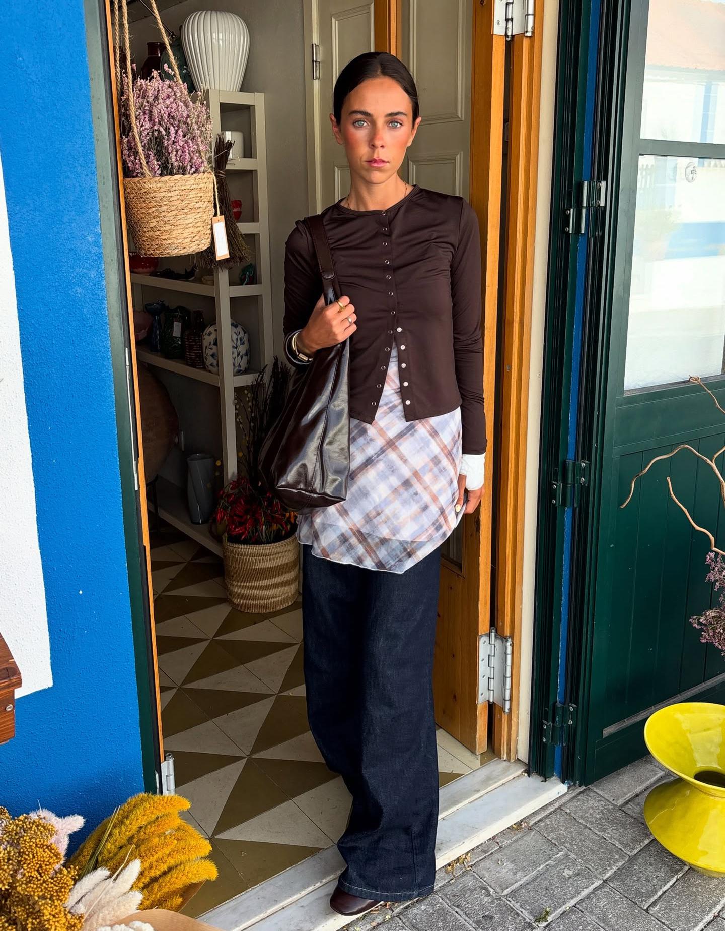 Bershka koszulka z długim rękawem i guzikami brązowy