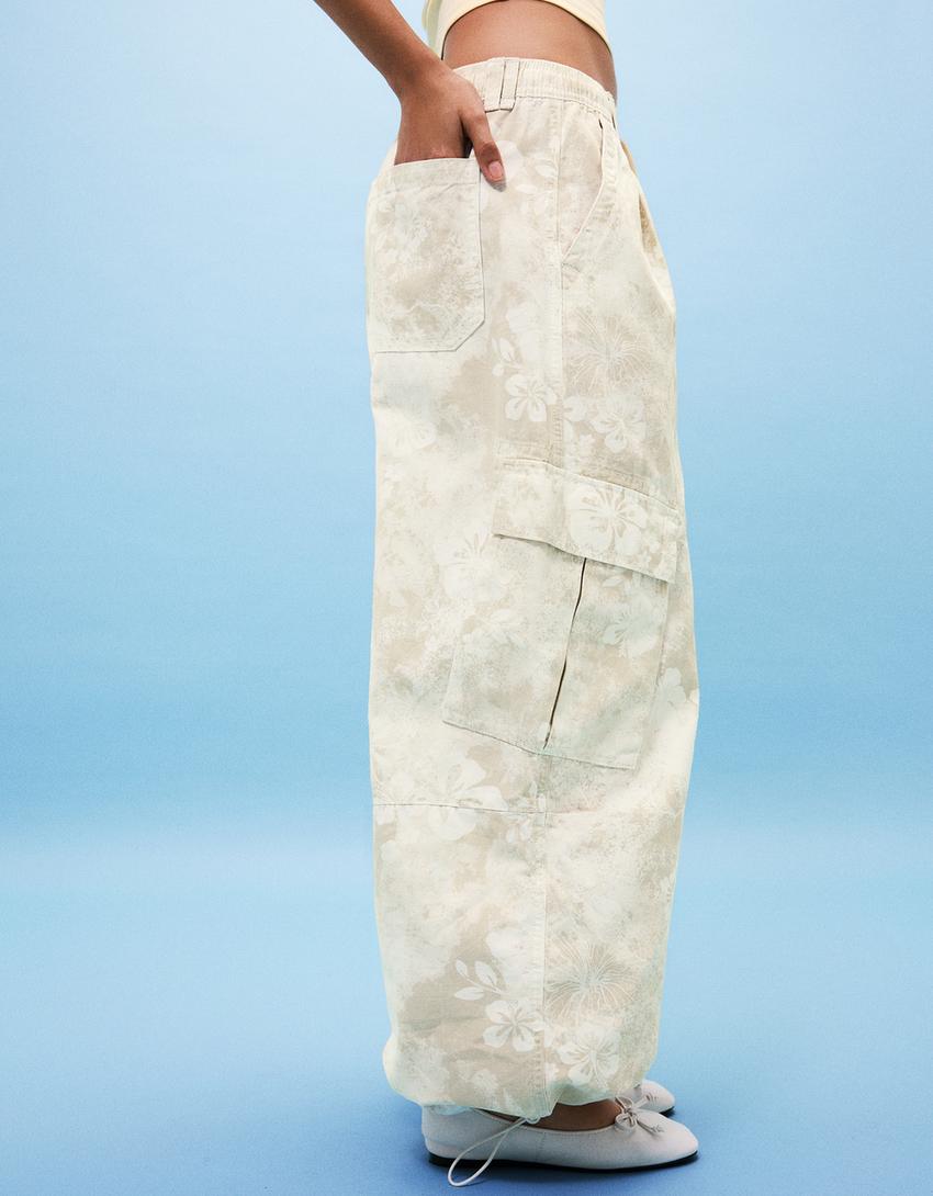 Pantalón cargo estampado-Arena