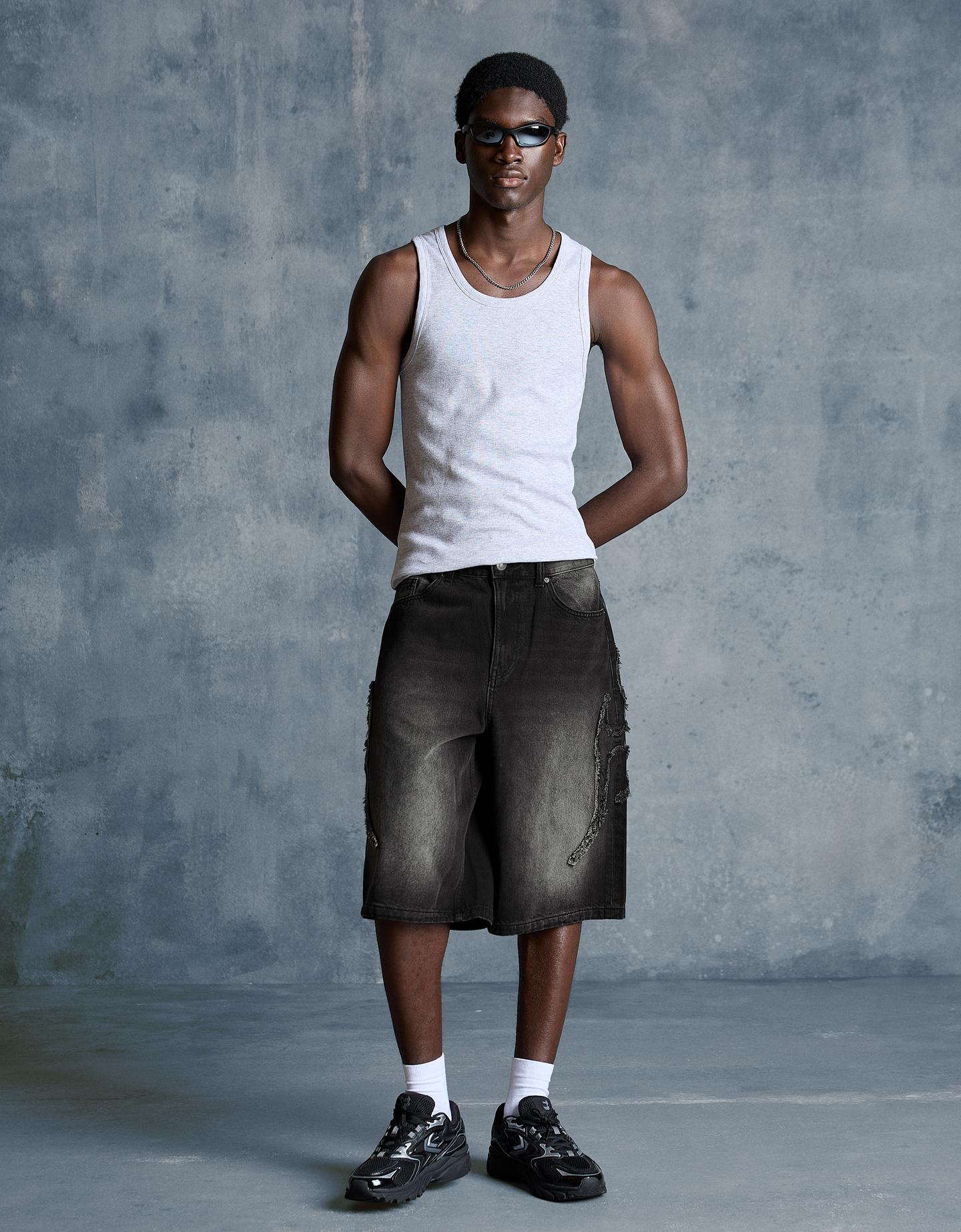 Bershka bermudy o kroju baggy z naszywką czarny