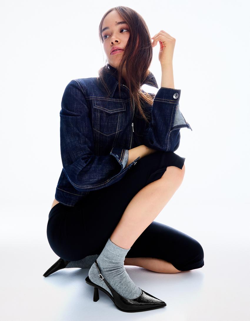 Chaussures à talon kitten heel ouvertes à l'arrière-Noir