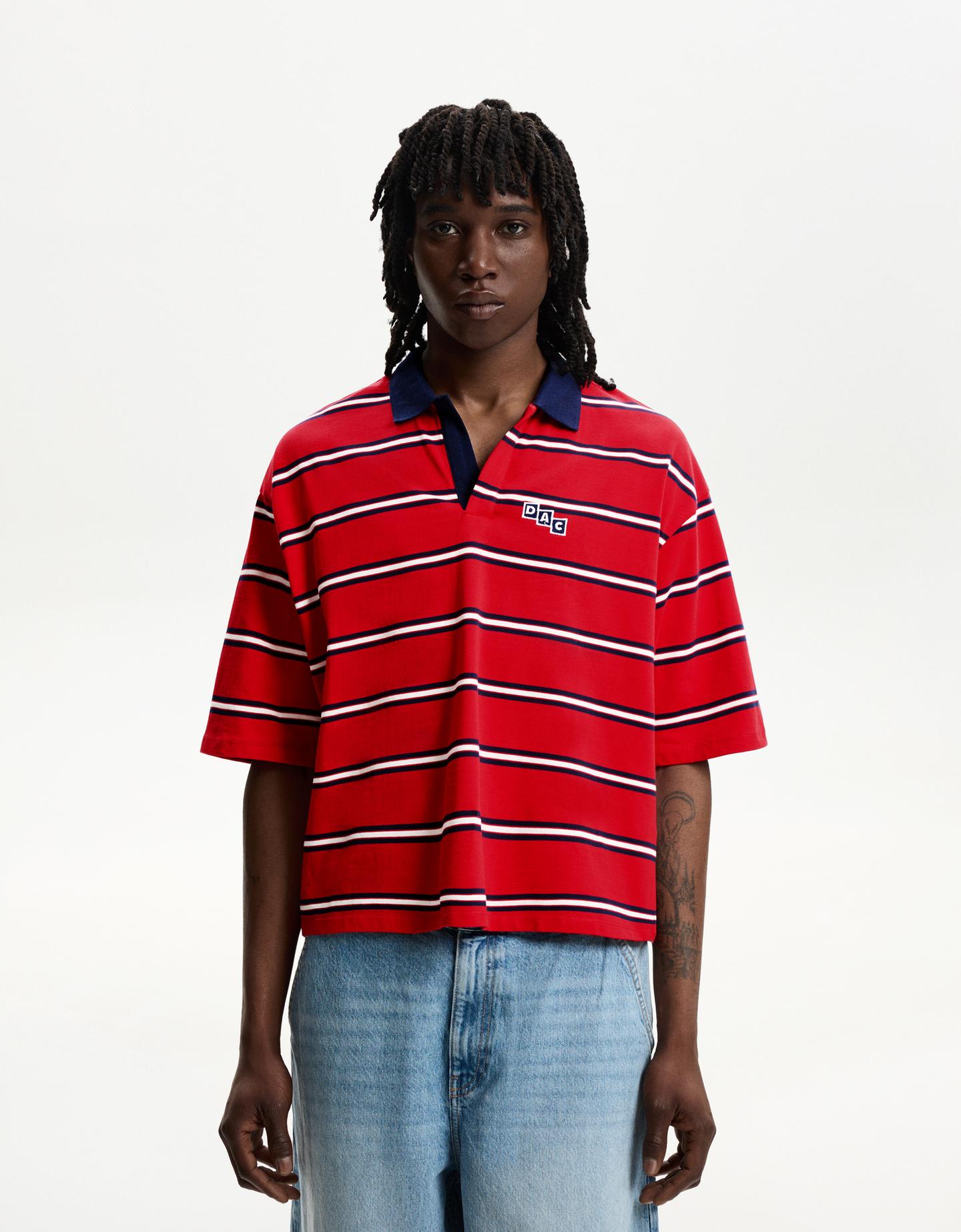 Bershka koszulka polo w stylu college z krótkim rękawem i naszywką czerwony