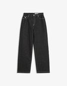 Loose-fit baggy jeans