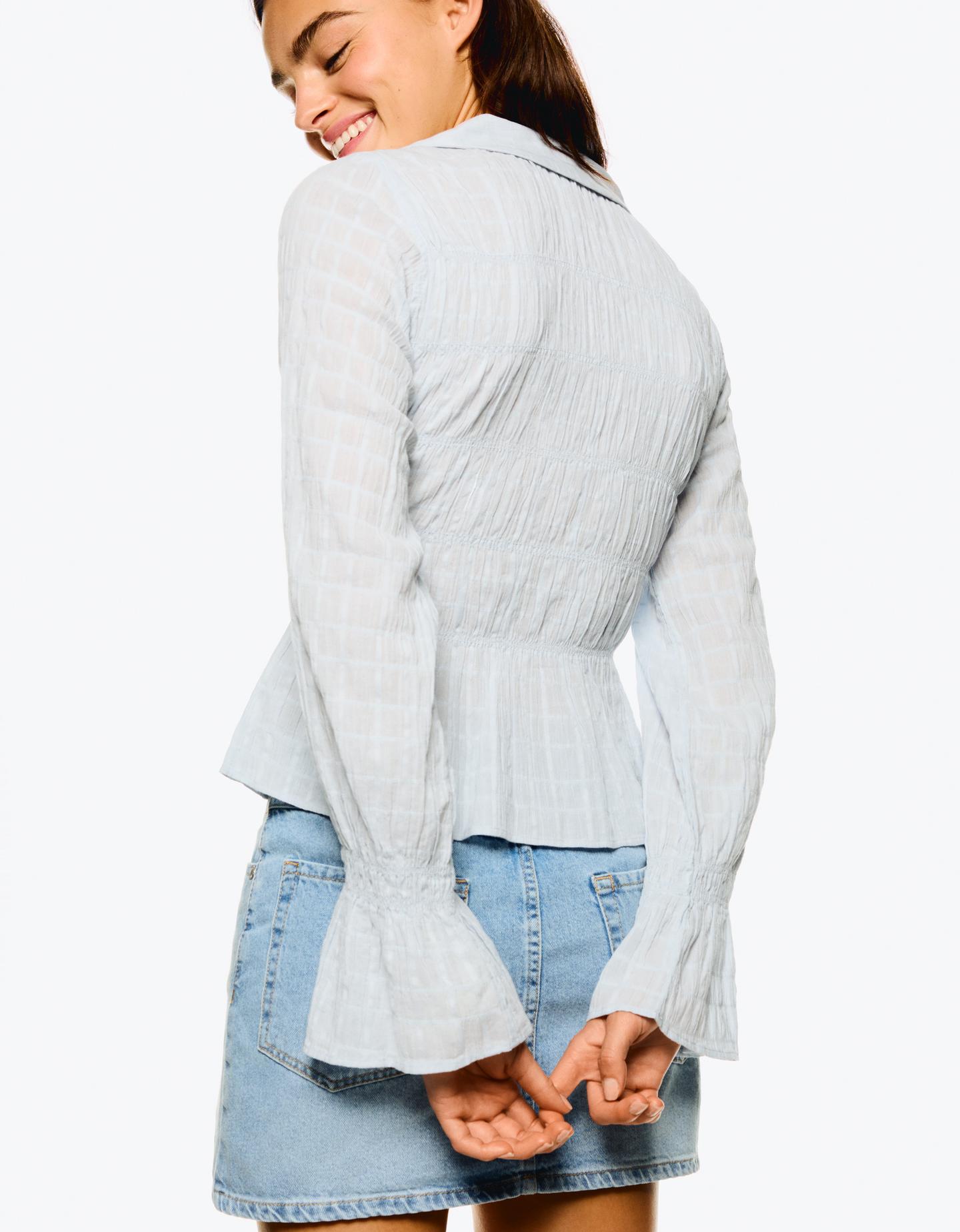 Bershka marszczona koszula w stylu rustykalnym jasnoniebieski