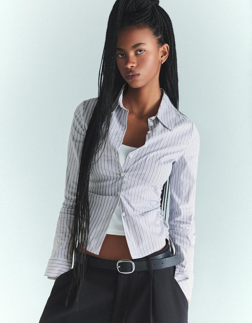 Camisa entallada fruncido lateral-Gris