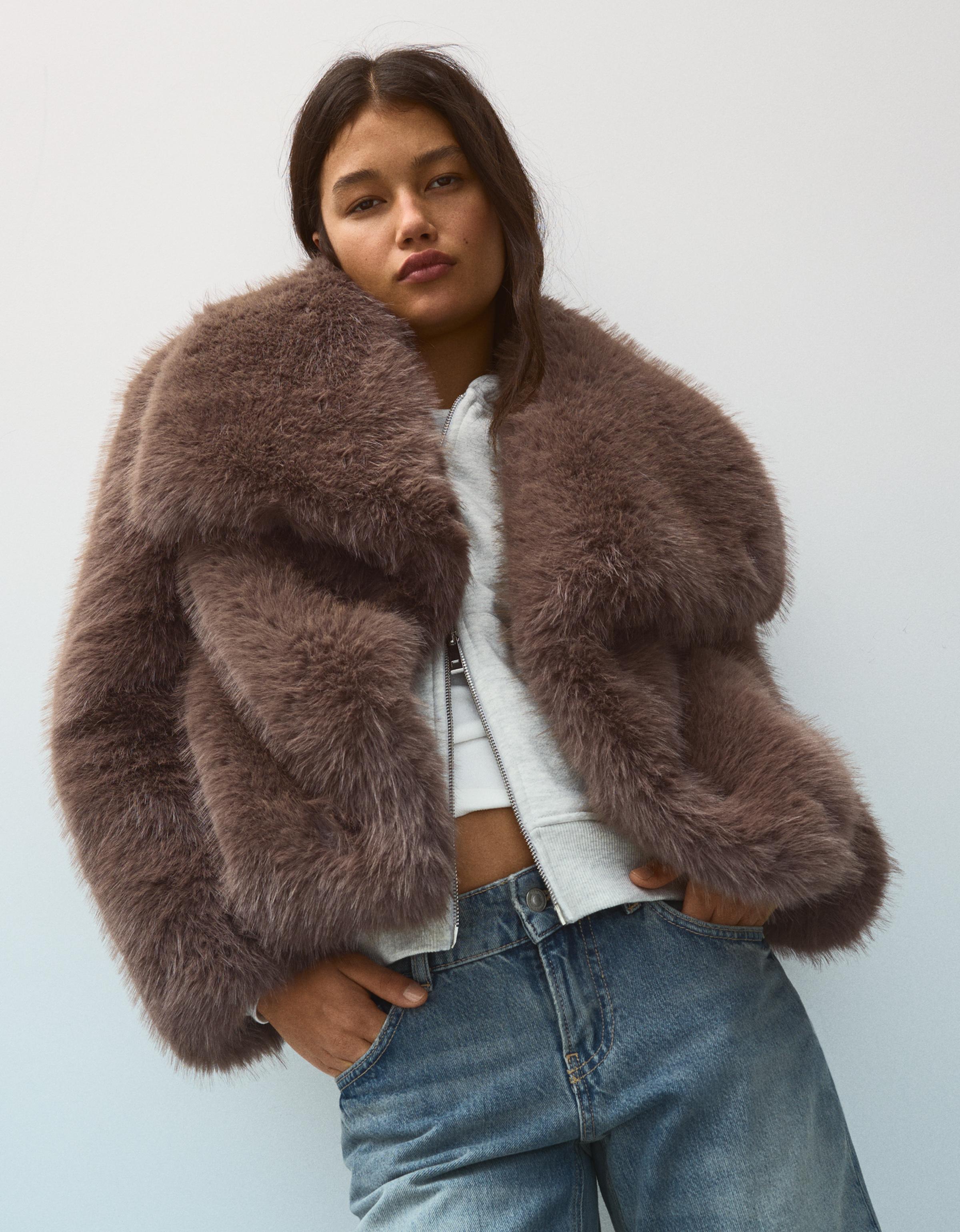 Bershka Kurtka Z Futerkiem I Klapami Kobieta Ciemnobeżowy