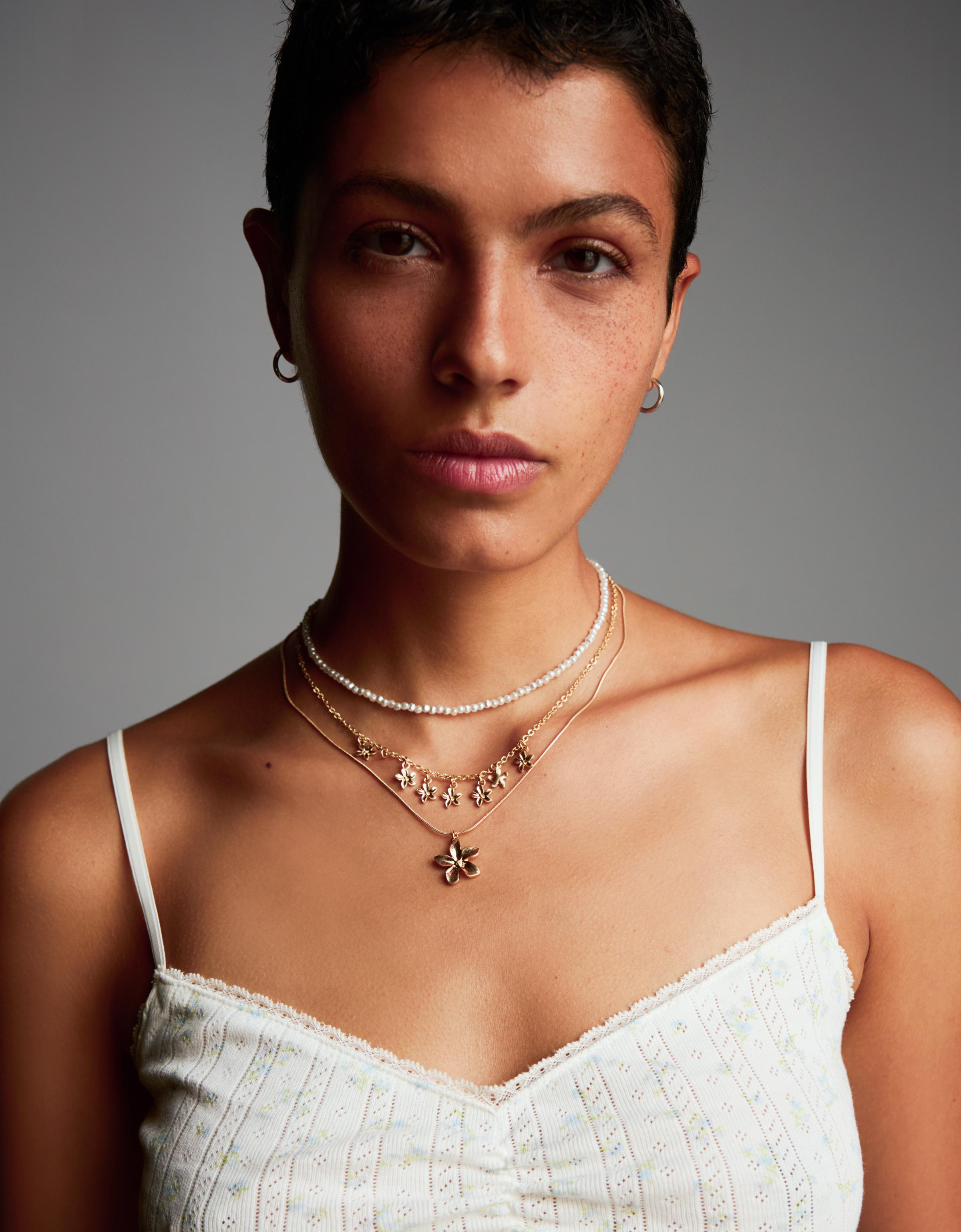 Bershka 3er-Pack Halsketten Mit Blumen Und Kunstperlen Damen Gold