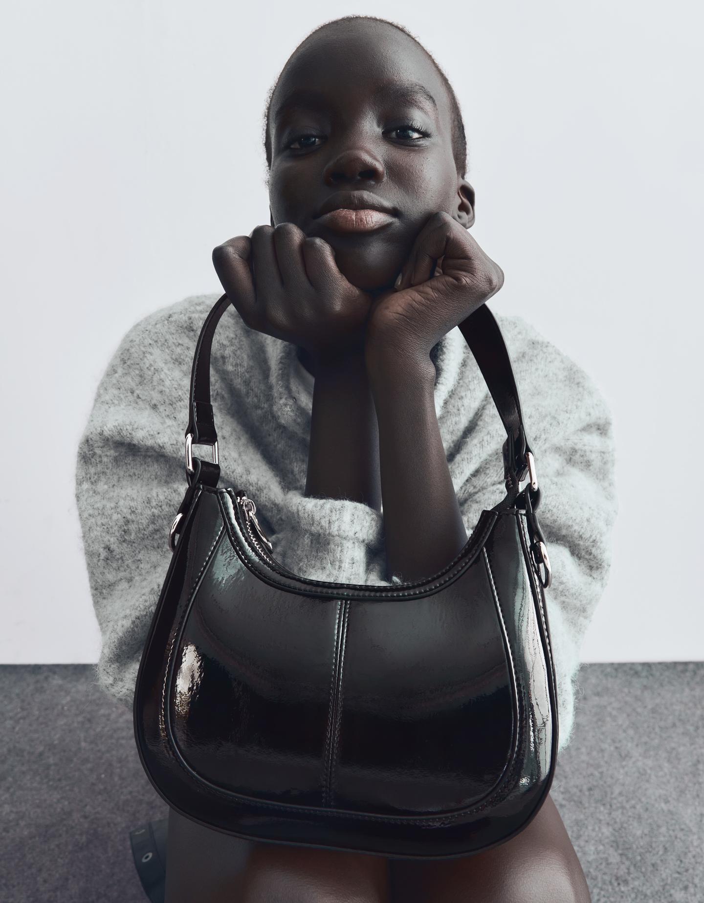 Bershka torebka na ramię efekt lakierowanej skóry czarny