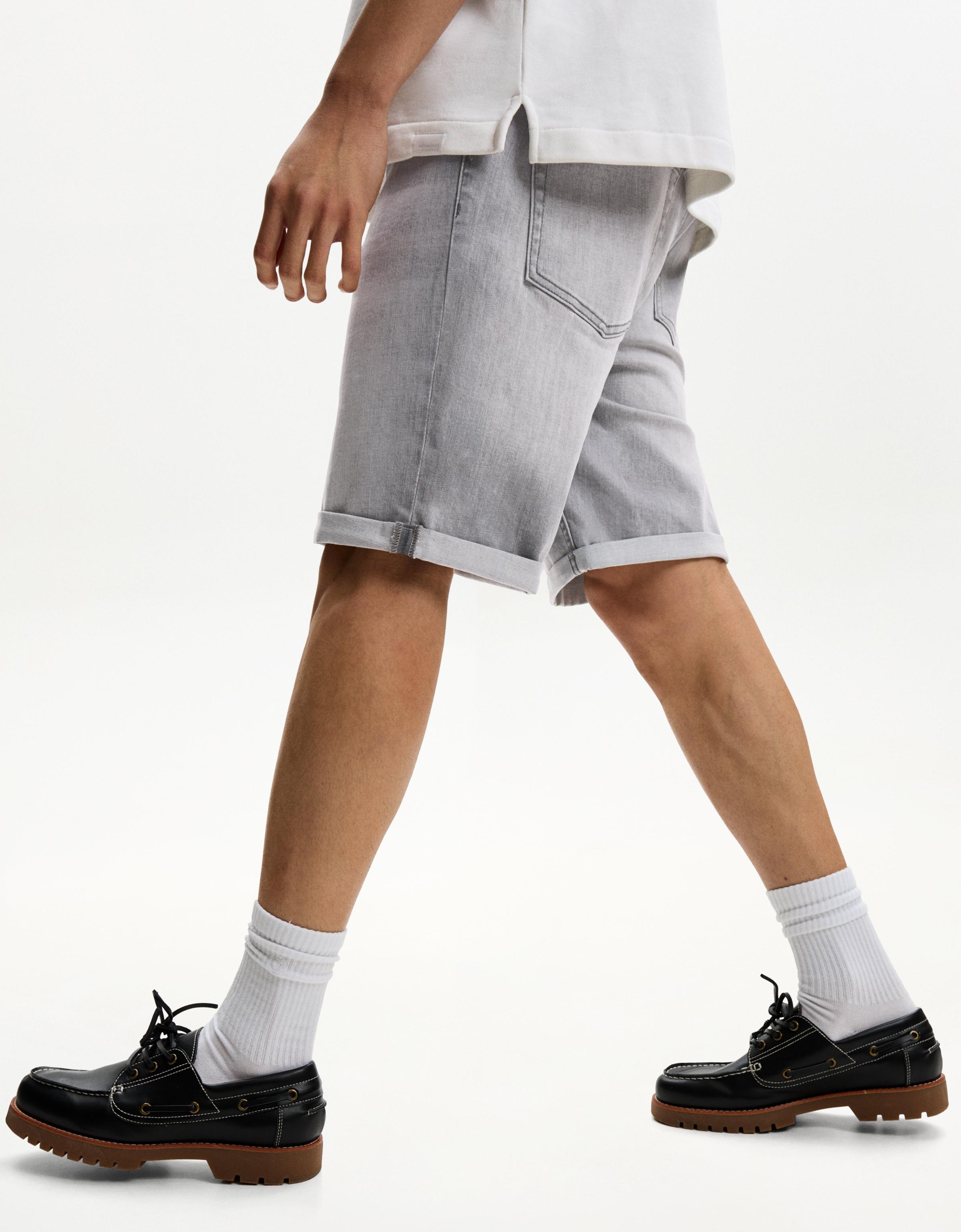ショートパンツ TURN-UP BERMUDA SHORTS Denim Bermuda shorts with turn-up hems - Men | Bershka