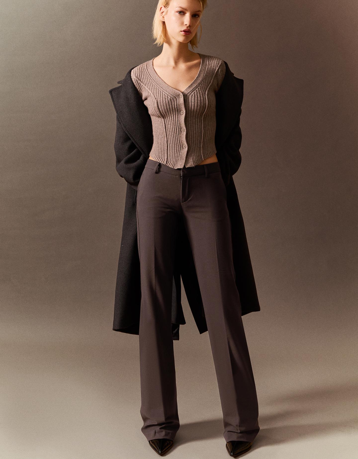 Bershka spodnie o kroju bootcut z niskim stanem brązowy