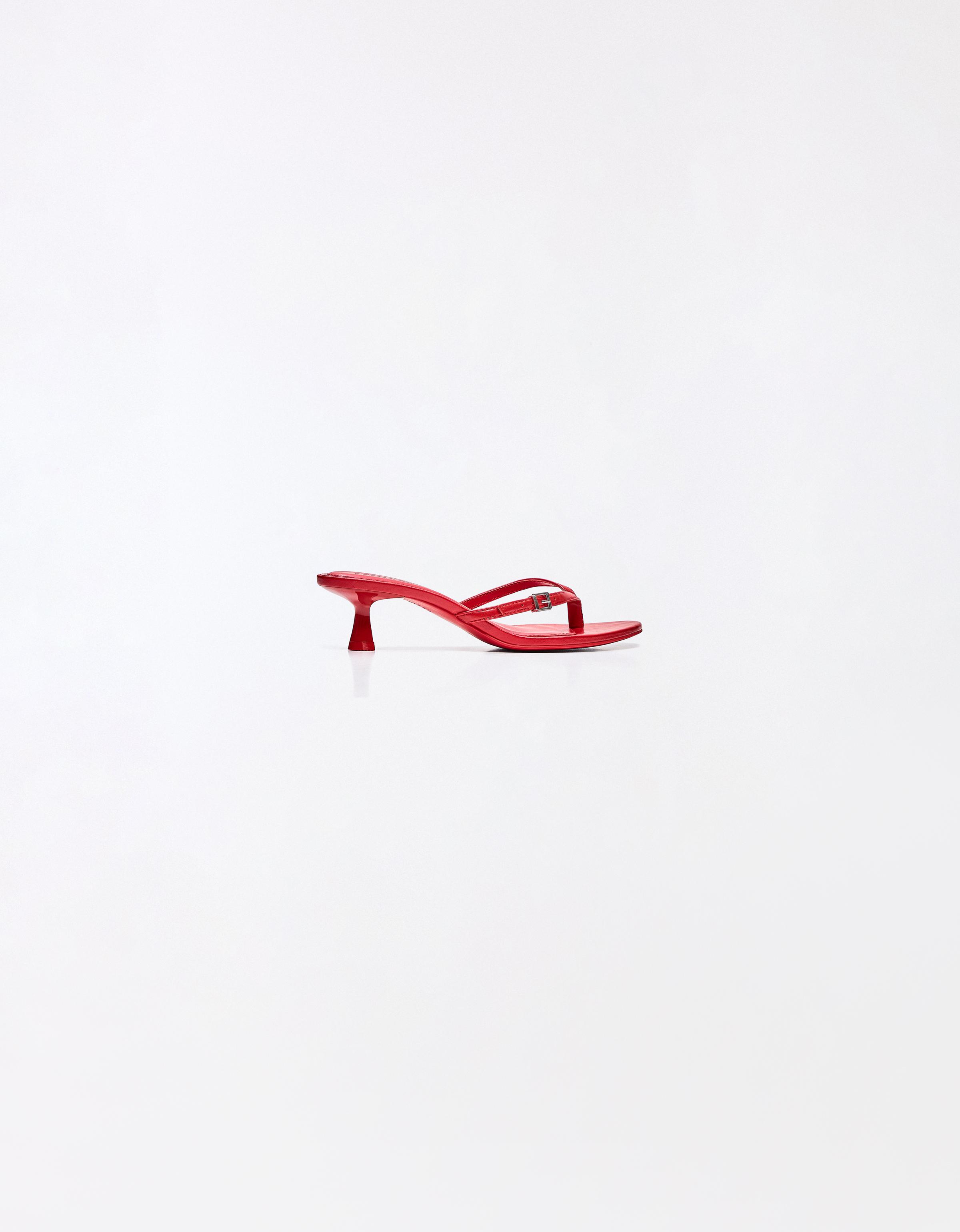 Buckle thong heeled sandals — RED