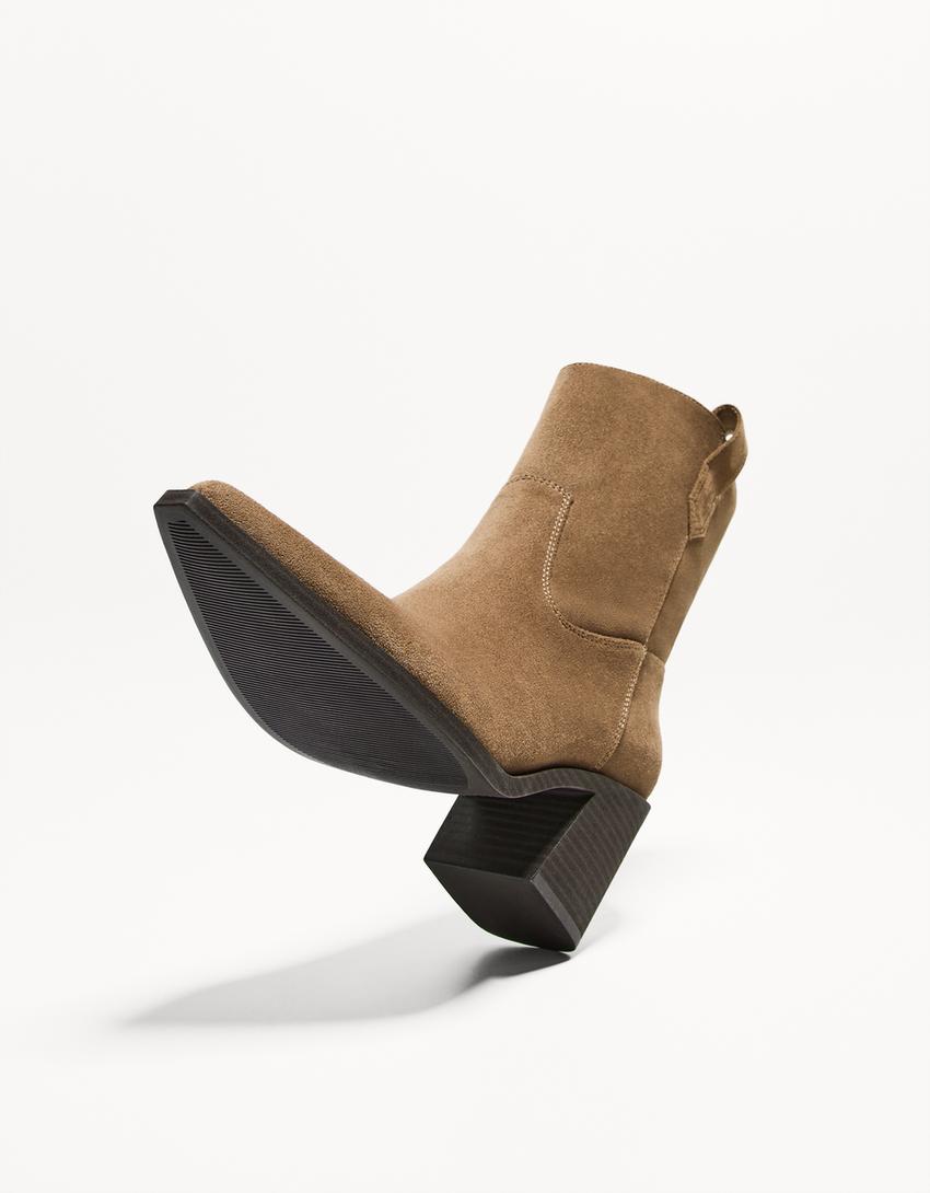 Körpernah geschnittene Absatzstiefeletten im Cowboylook-Taupe