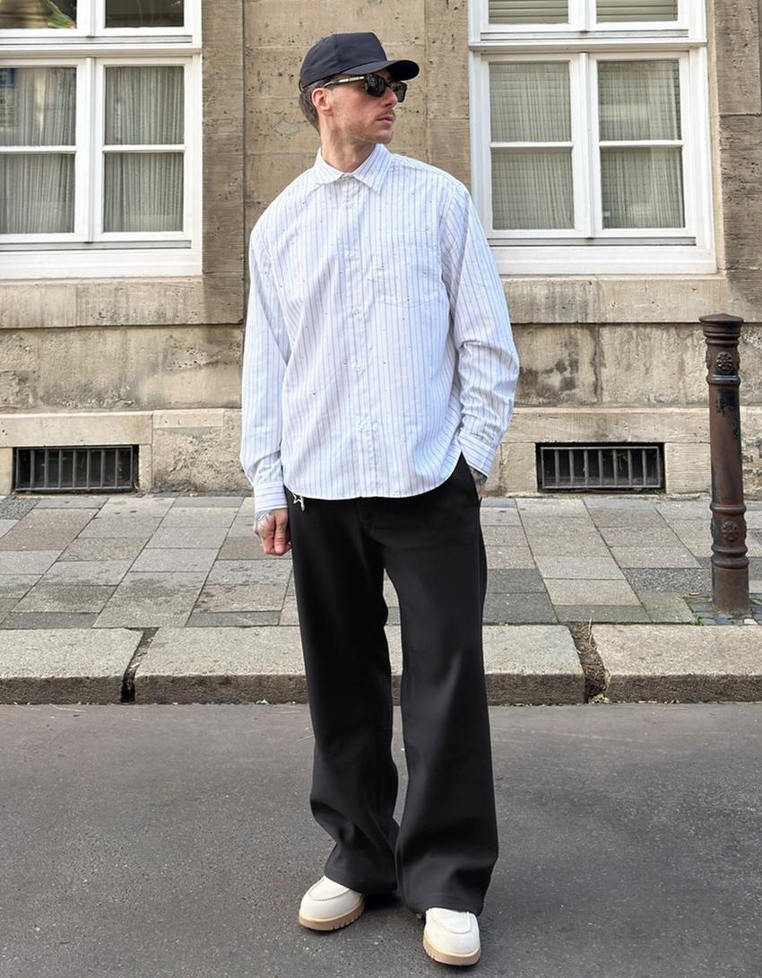 Tiesaus kirpimo priglundančios sportinės kelnės-Juoda