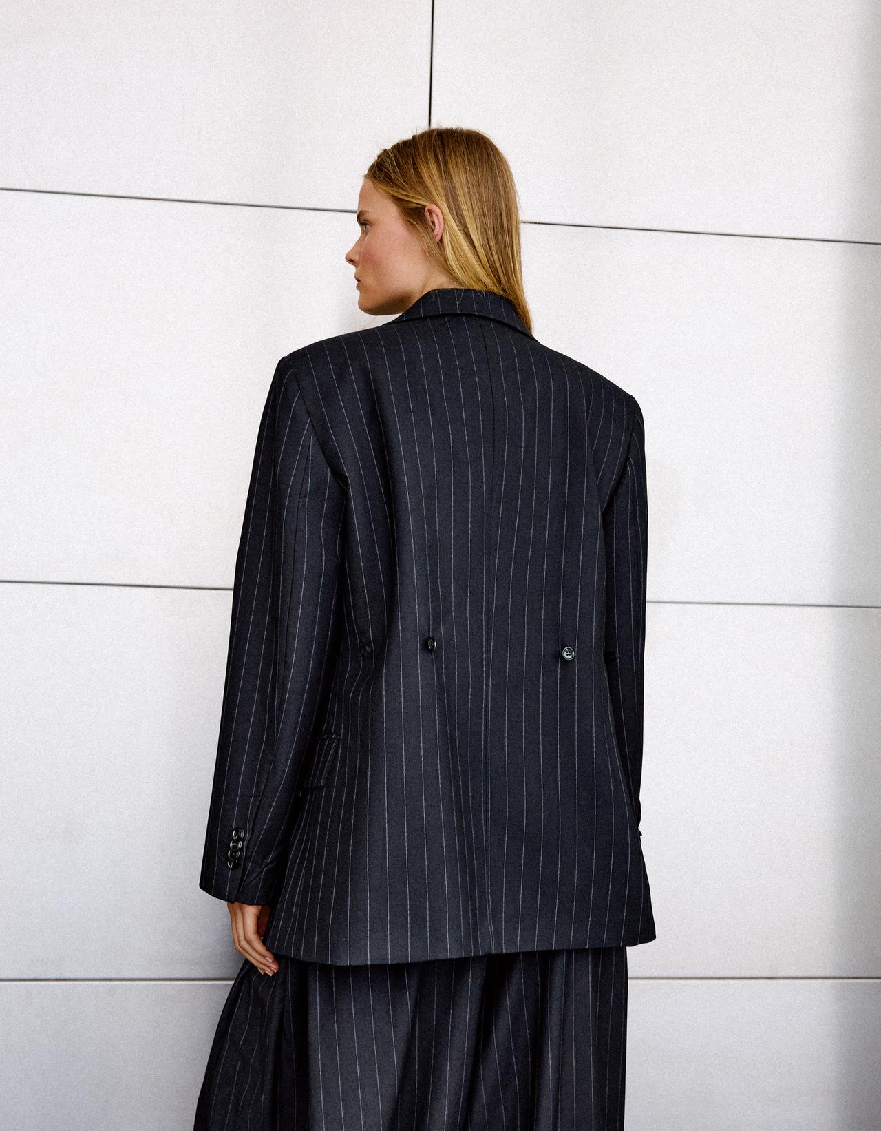 Fitted blazer with back buttons — Navy
