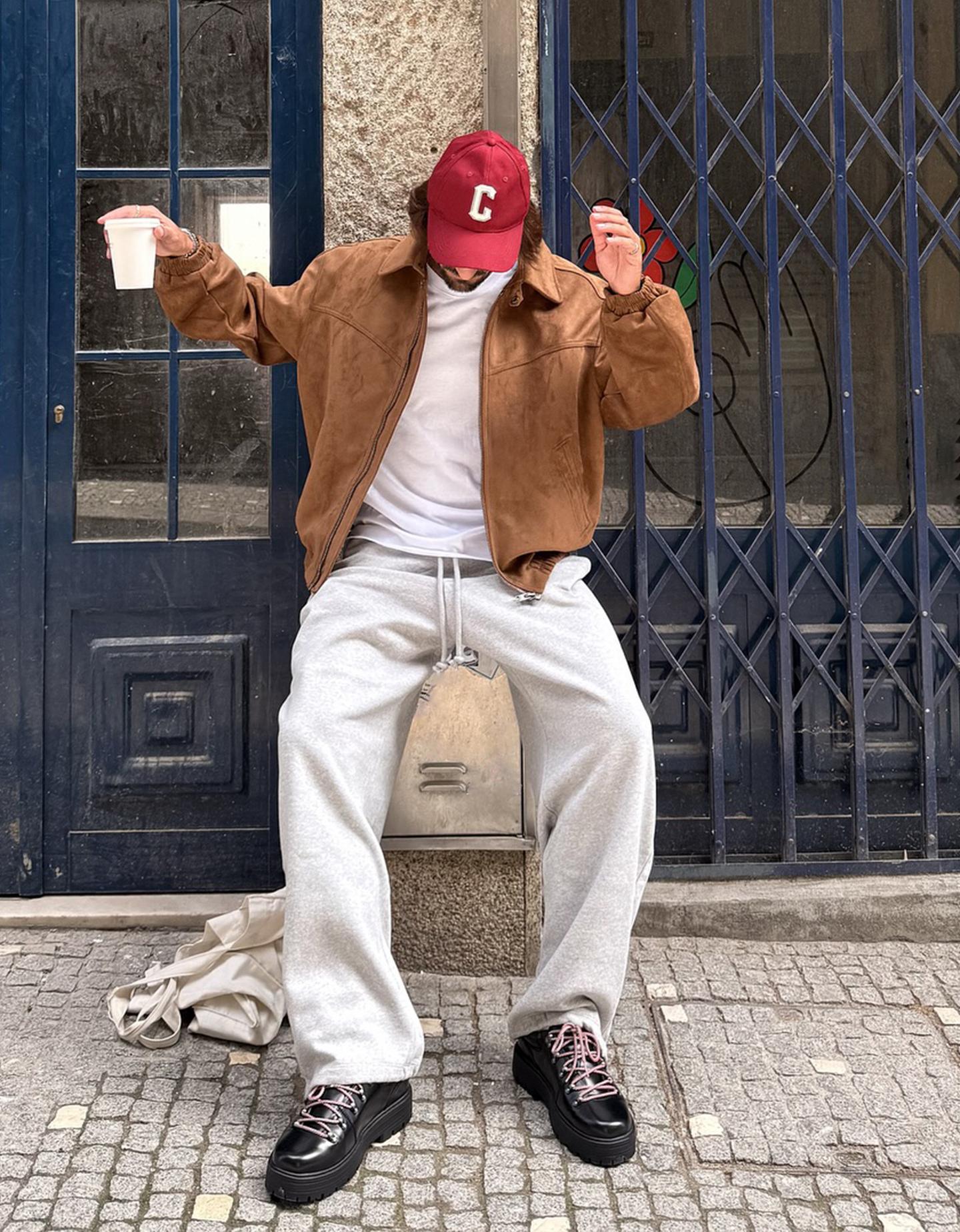 Bershka czapka z haftem bordowy