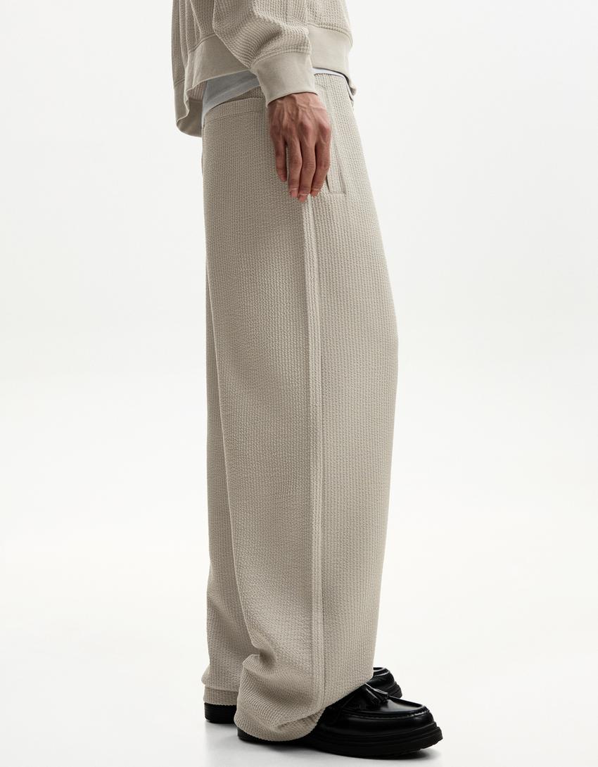 سروال بساق عريضة وملمس بارز-رمادي