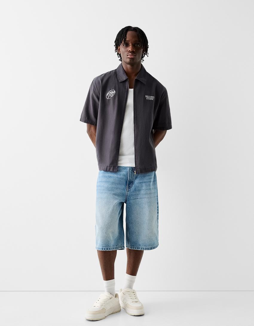 قميص مطرز بأكمام قصيرة وسحّاب-رمادي-3