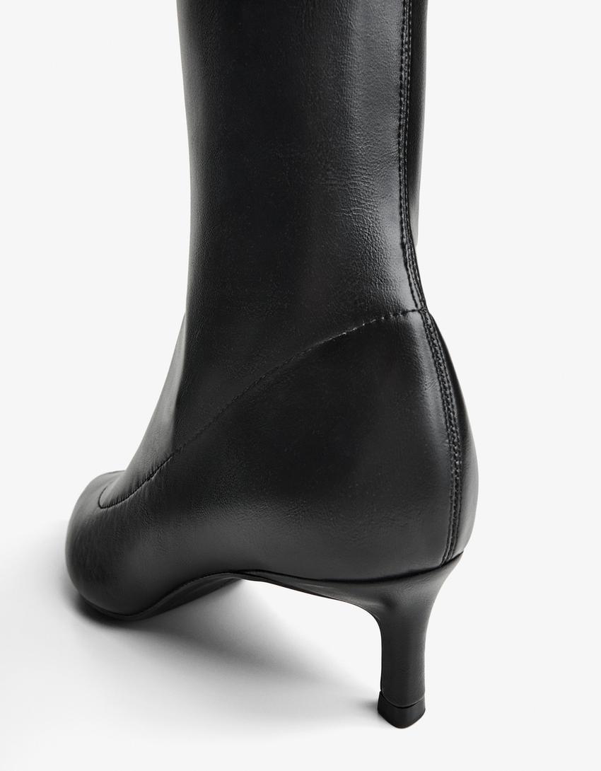 Bota tacão kitten ajustada-Preto