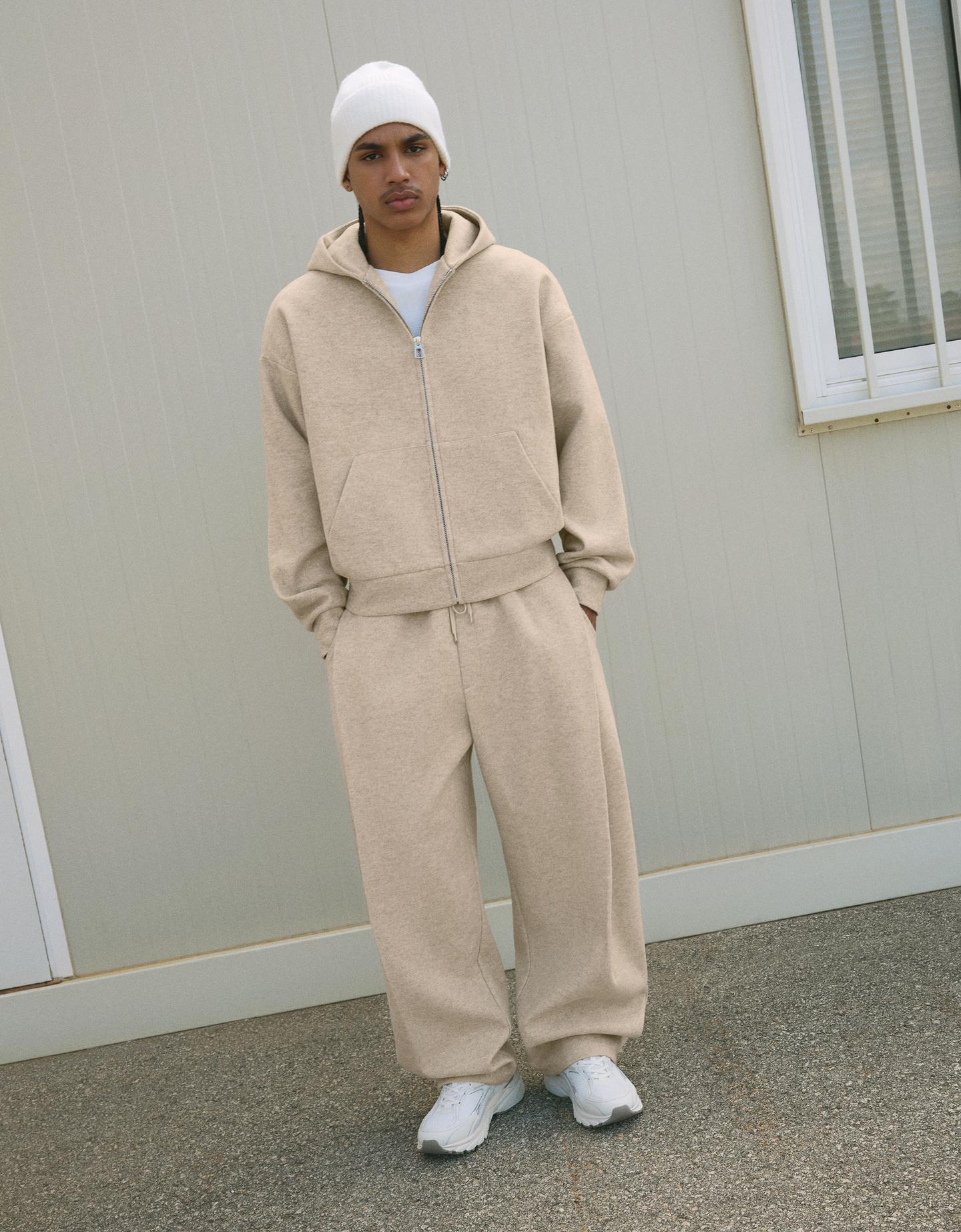 Bershka spodnie o kroju balloon z zakładkami z flauszu piaskowy