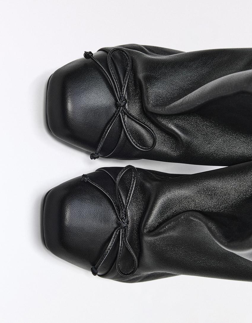 FLACHE LEDERSTIEFELETTEN MIT WEITEM SCHAFT UND NIETEN-Schwarz