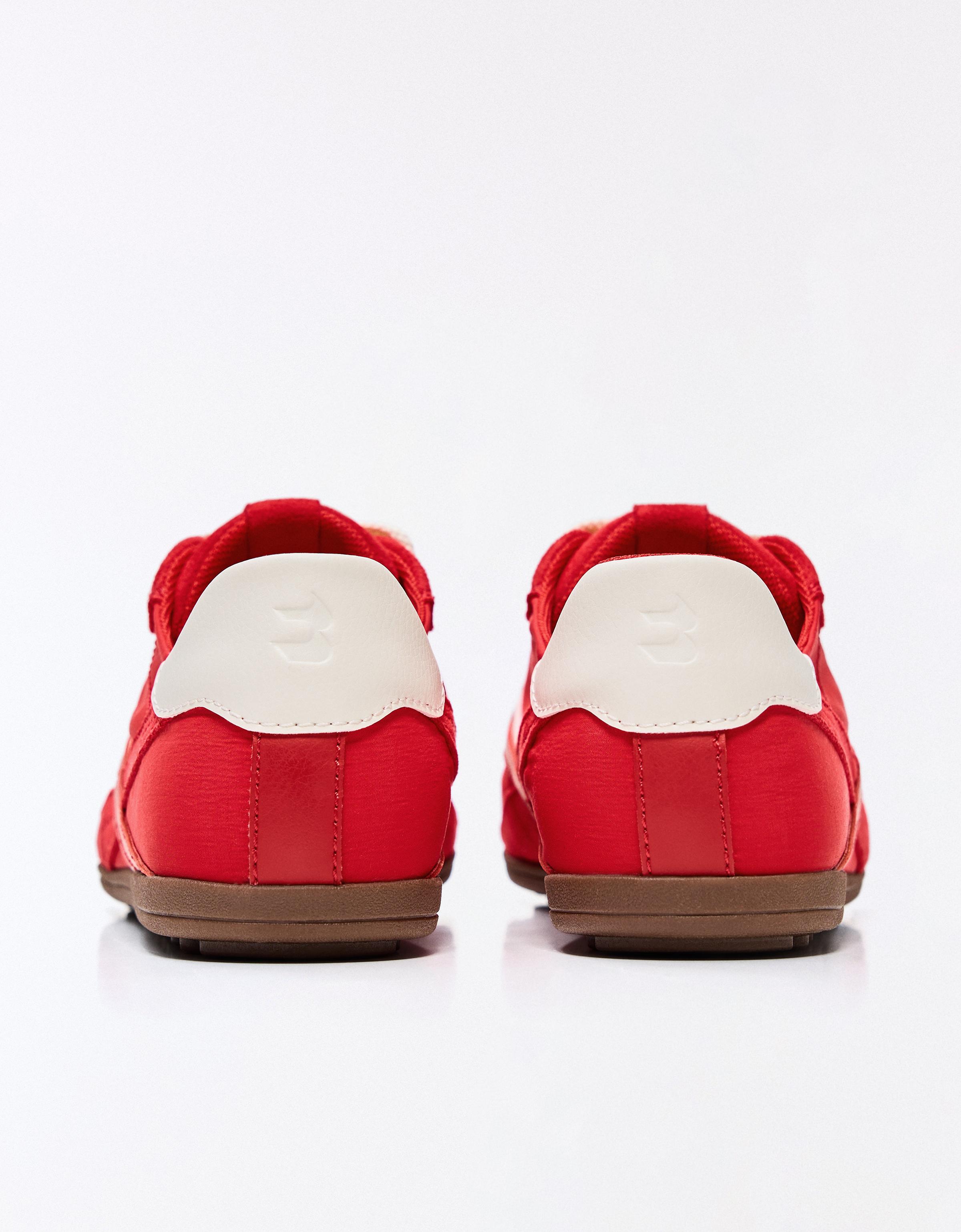 Flat sole trainers