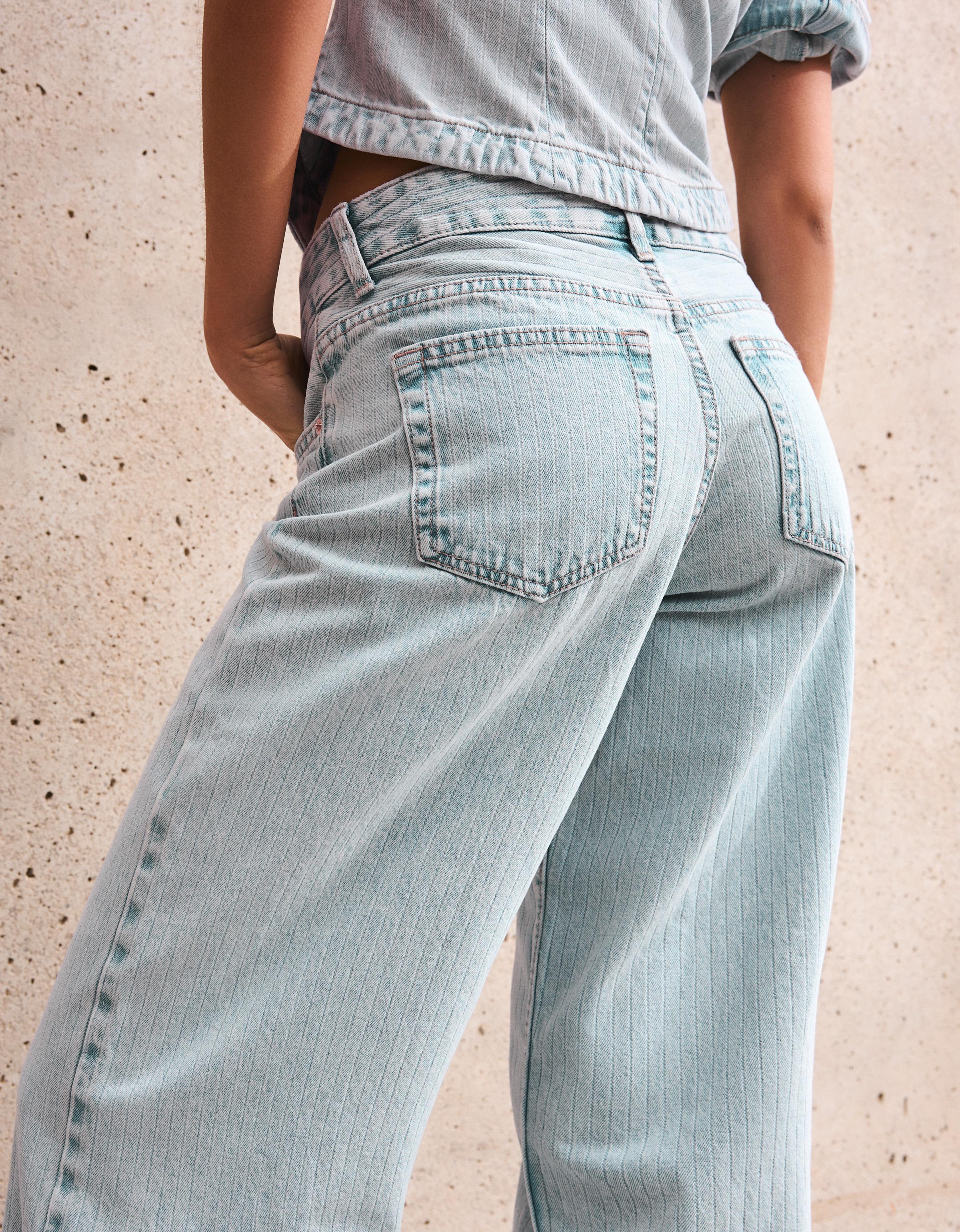 Wide-leg jeans with turn-up hems