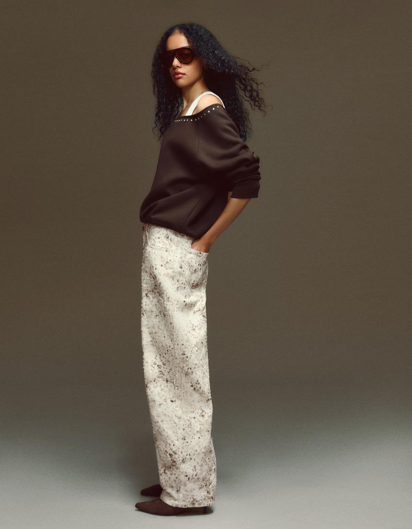 Low-rise baggy jeans with a textured print-Cream