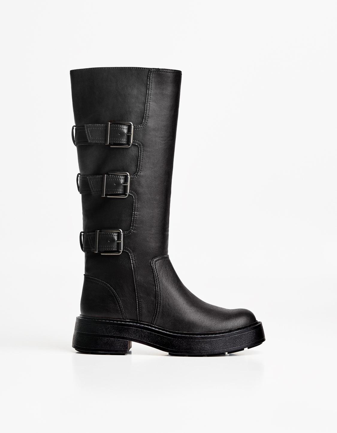 Flat boots with buckles