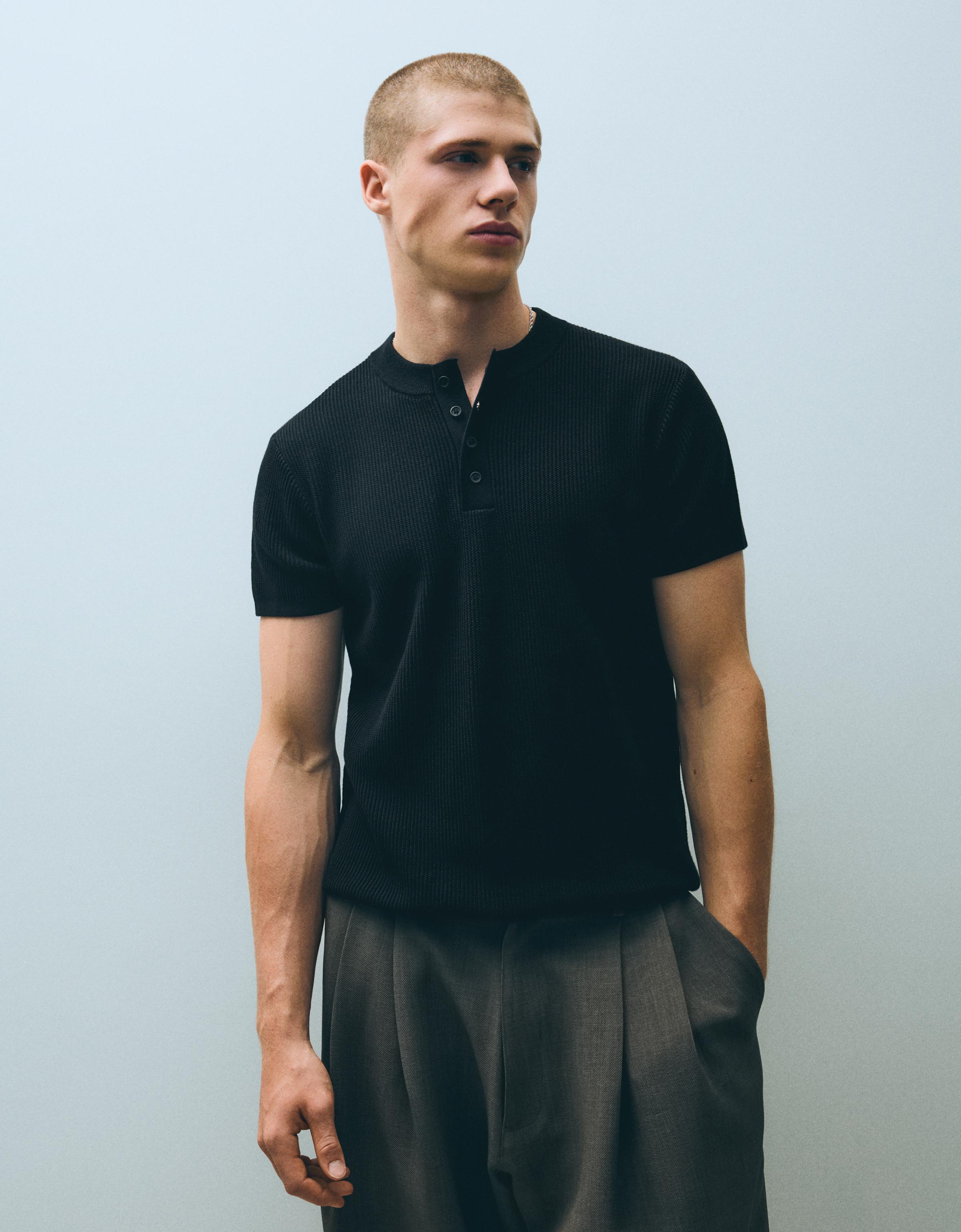 Bershka Camiseta Manga Corta Cuello Panadero Hombre Negro