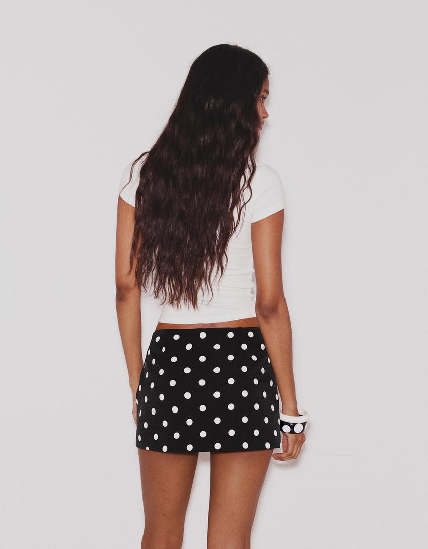 Rok celana mini bergesper-Putih / Hitam