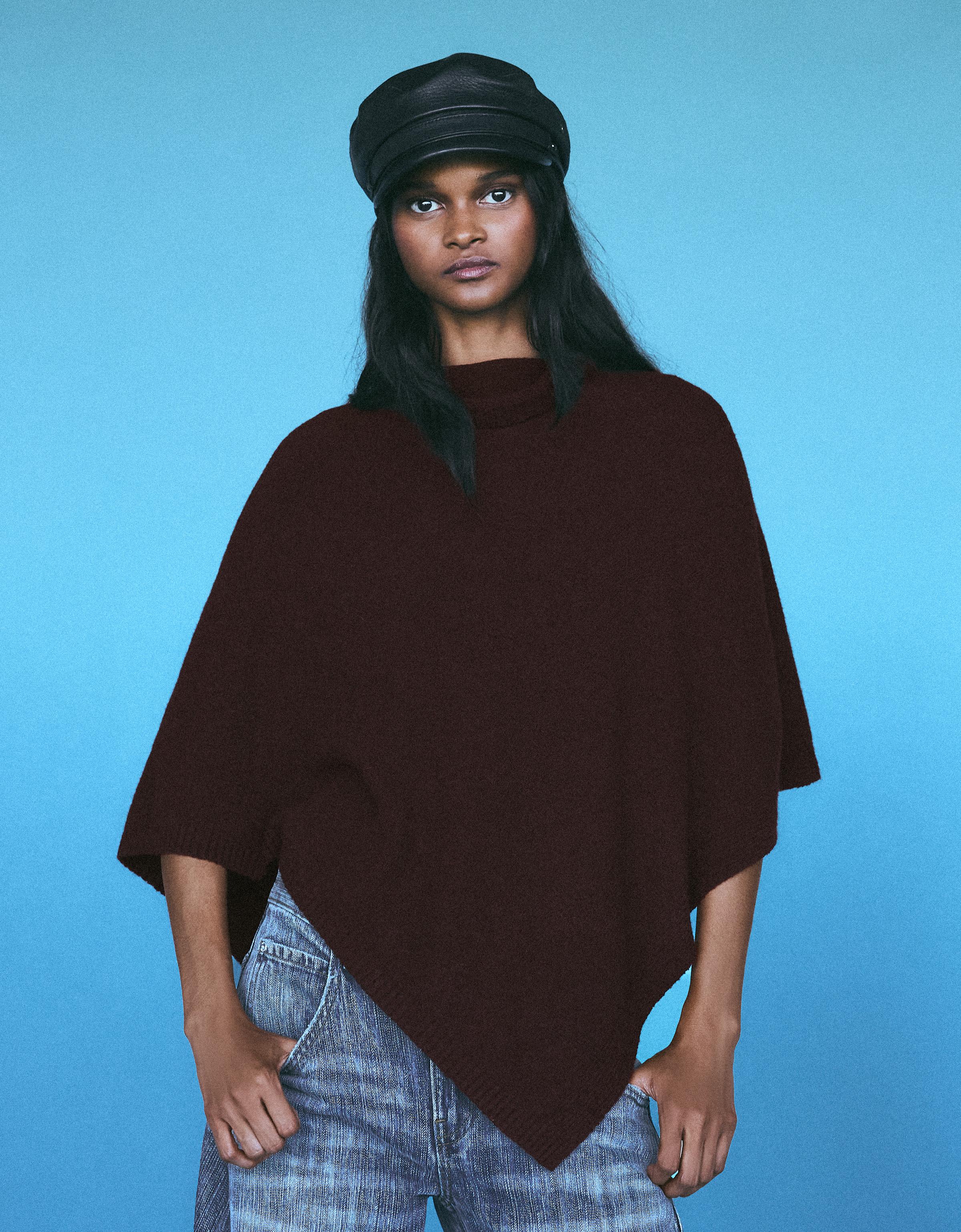 Bershka Poncho Z Dzianiny Z Wysokim Kołnierzem Kobieta Brązowy