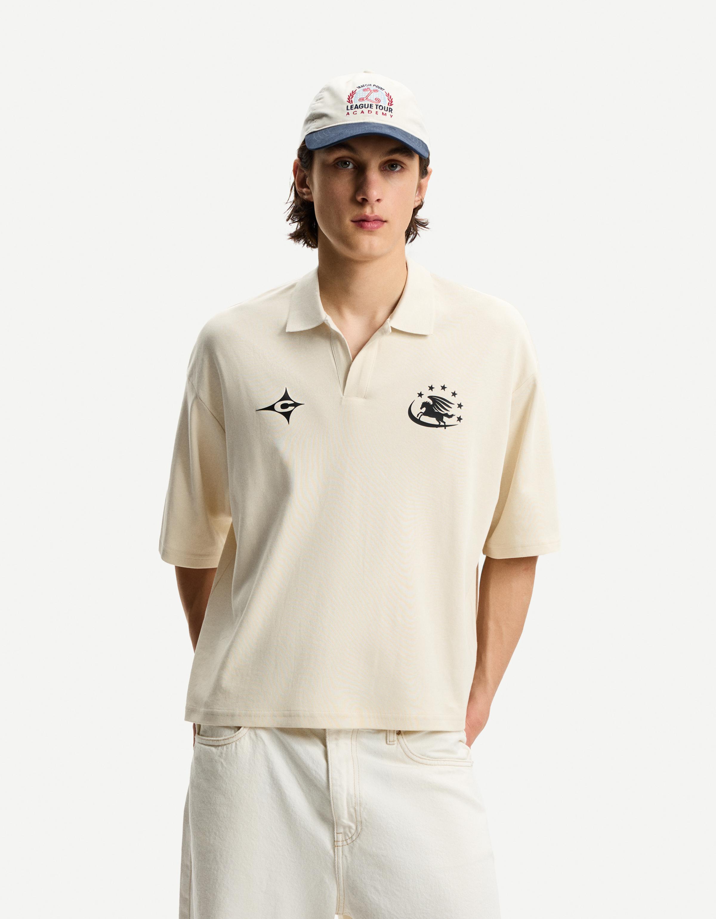 Thumbnail - Bershka Oversize-Poloshirt Mit Kurzen Ärmeln Und Print Herren Xl Rohweiß