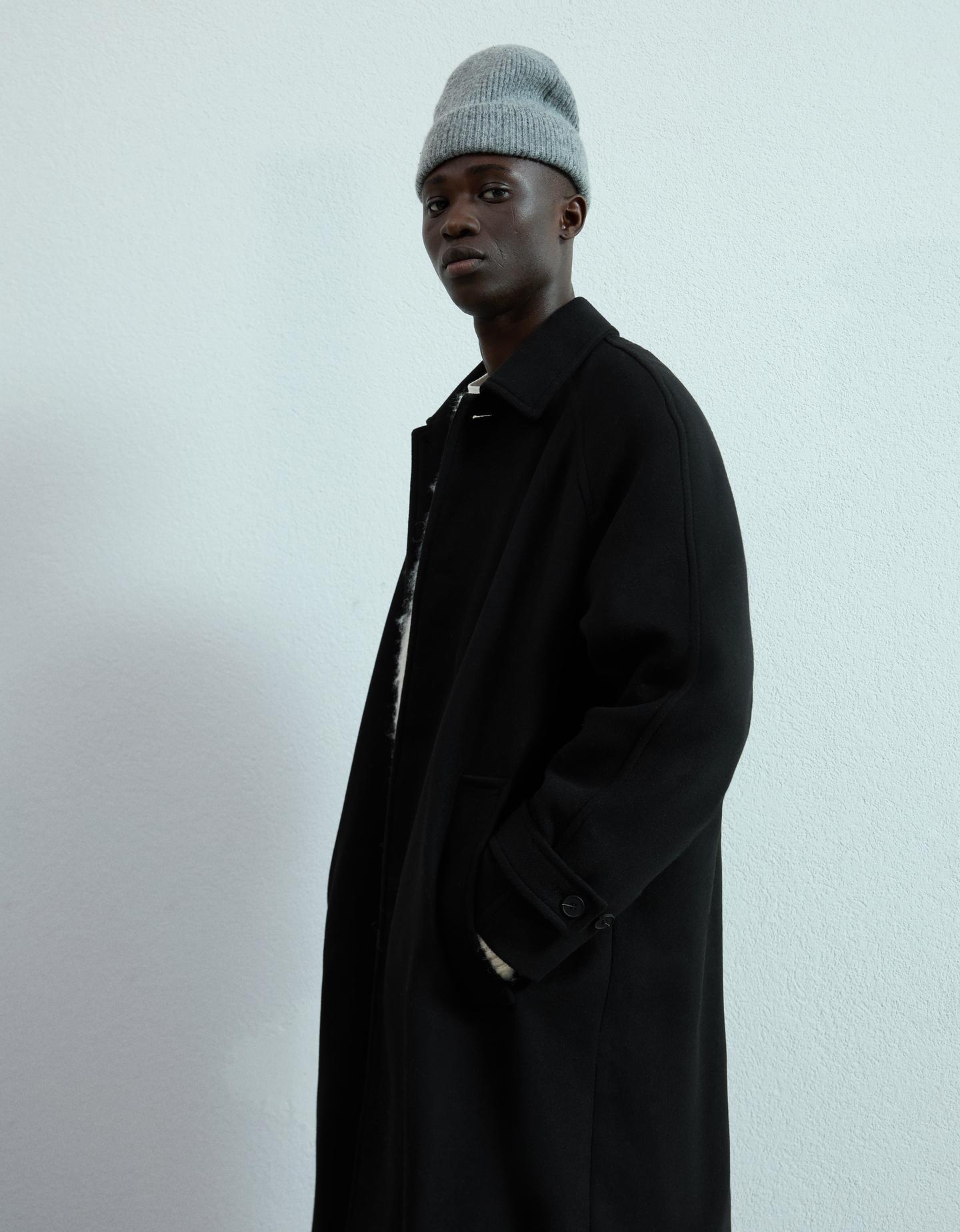 Bershka długi płaszcz z flauszu czarny