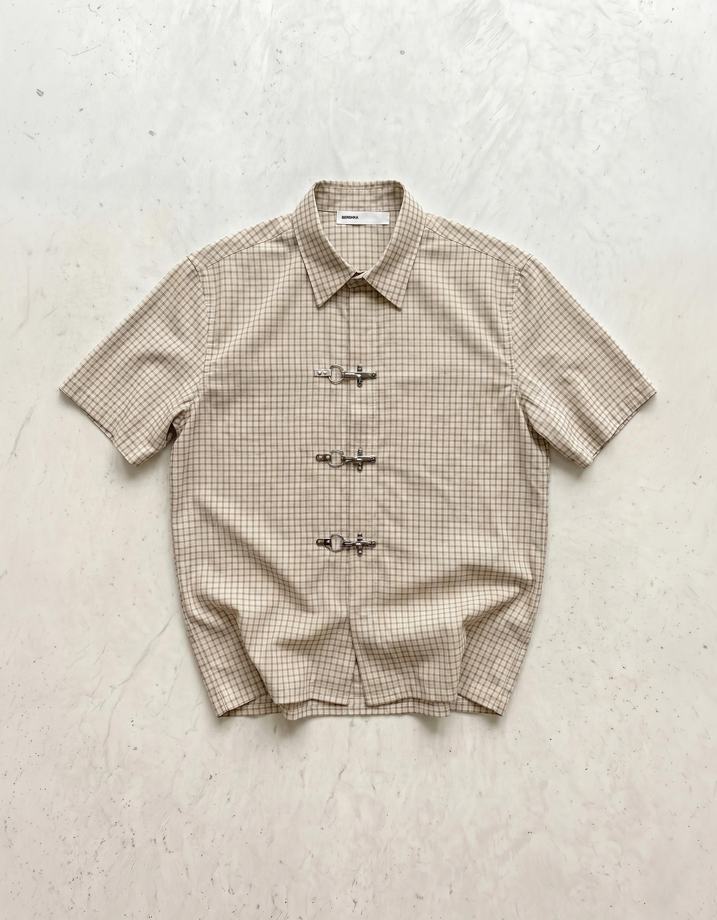 Short-sleeved clasp shirt — Beige