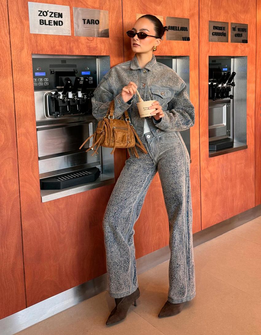 جينز بقصّة مستقيمة وسرج منخفض وملمس بارز-أزرق فاتح