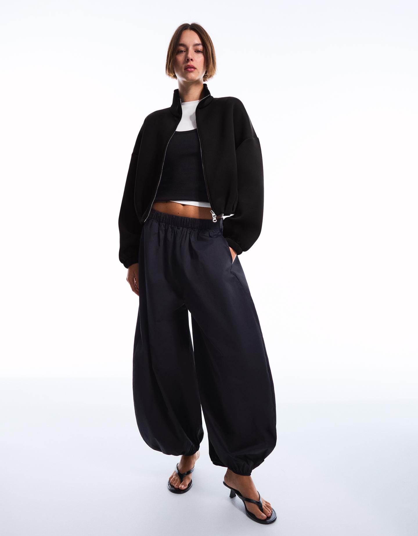 Bershka bluza z suwakiem z efektem neoprenu o kroju balloon czarny