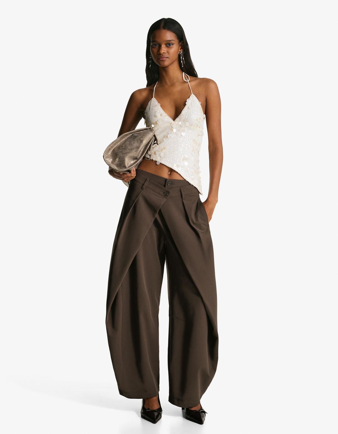 Asymetryczny top na ramiączkach z cekinami