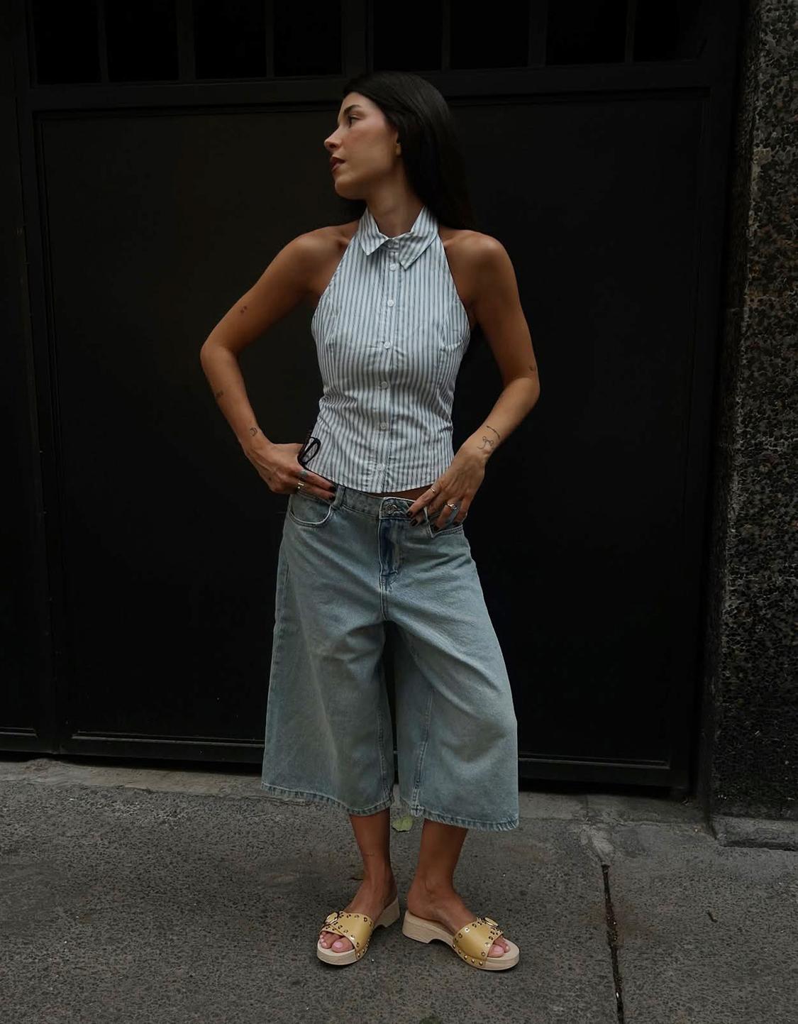 Fitted sleeveless shirt