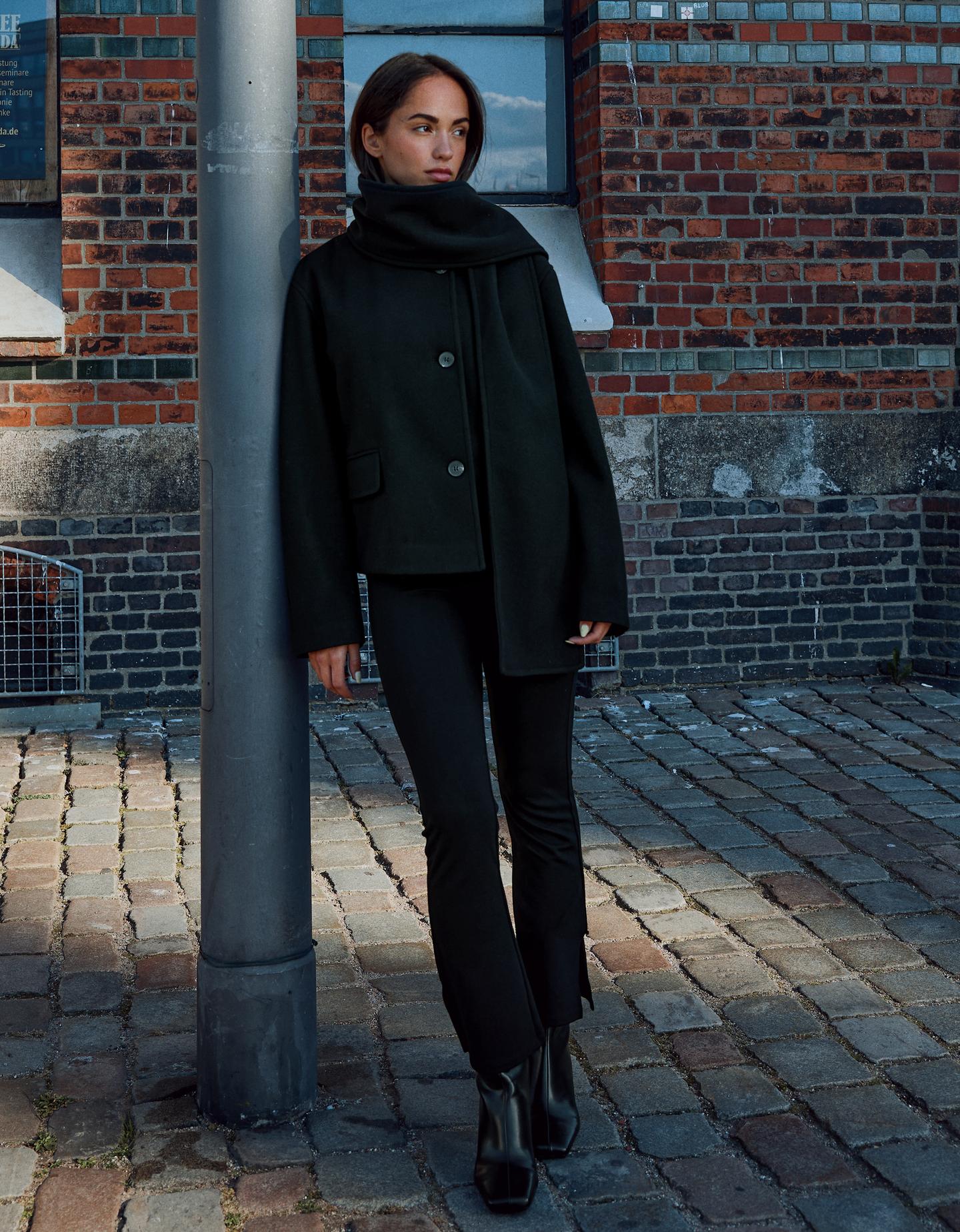 Bershka miękka kurtka z szalikiem czarny