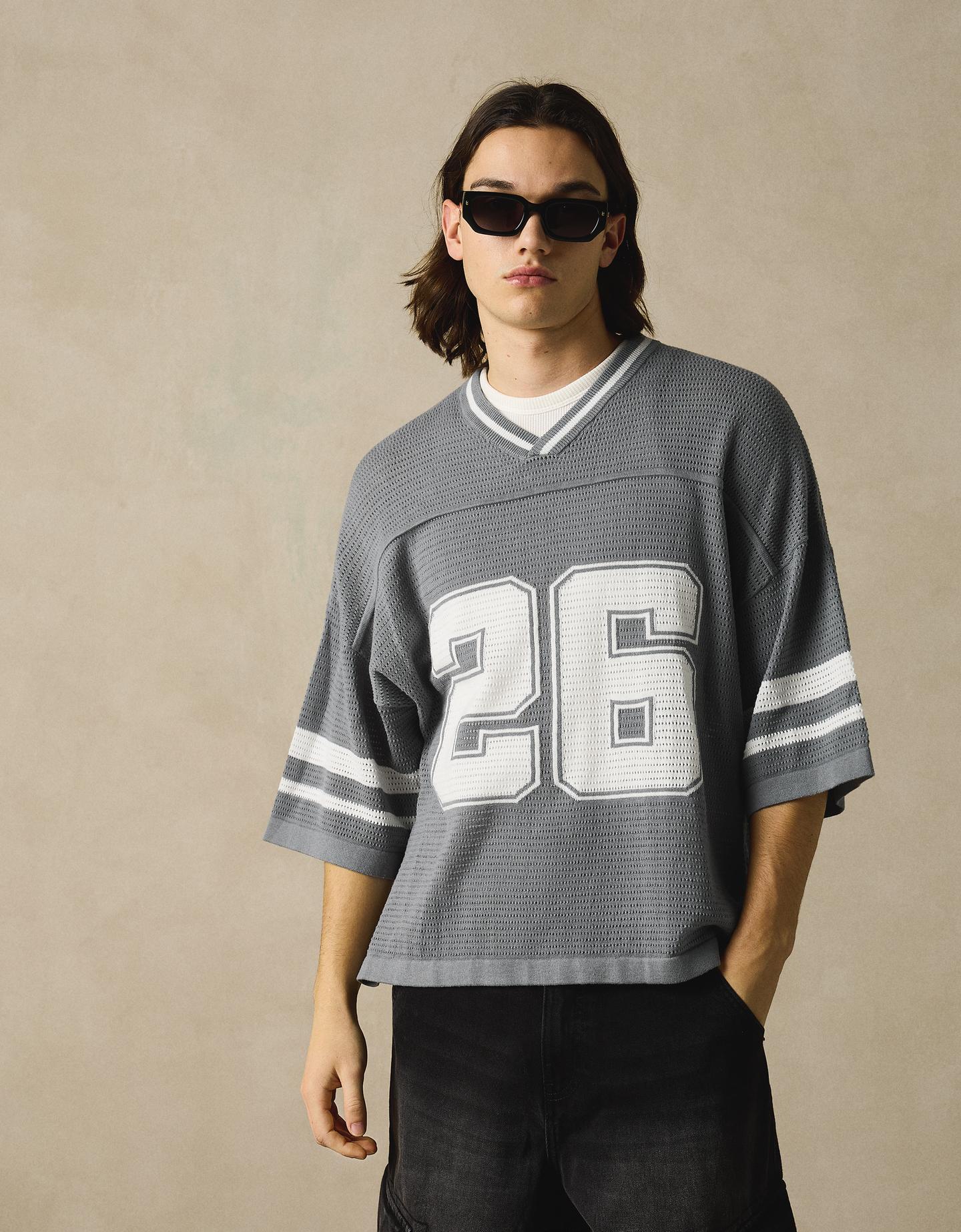 Bershka koszulka sportowa z krótkim rękawem i nadrukiem szary