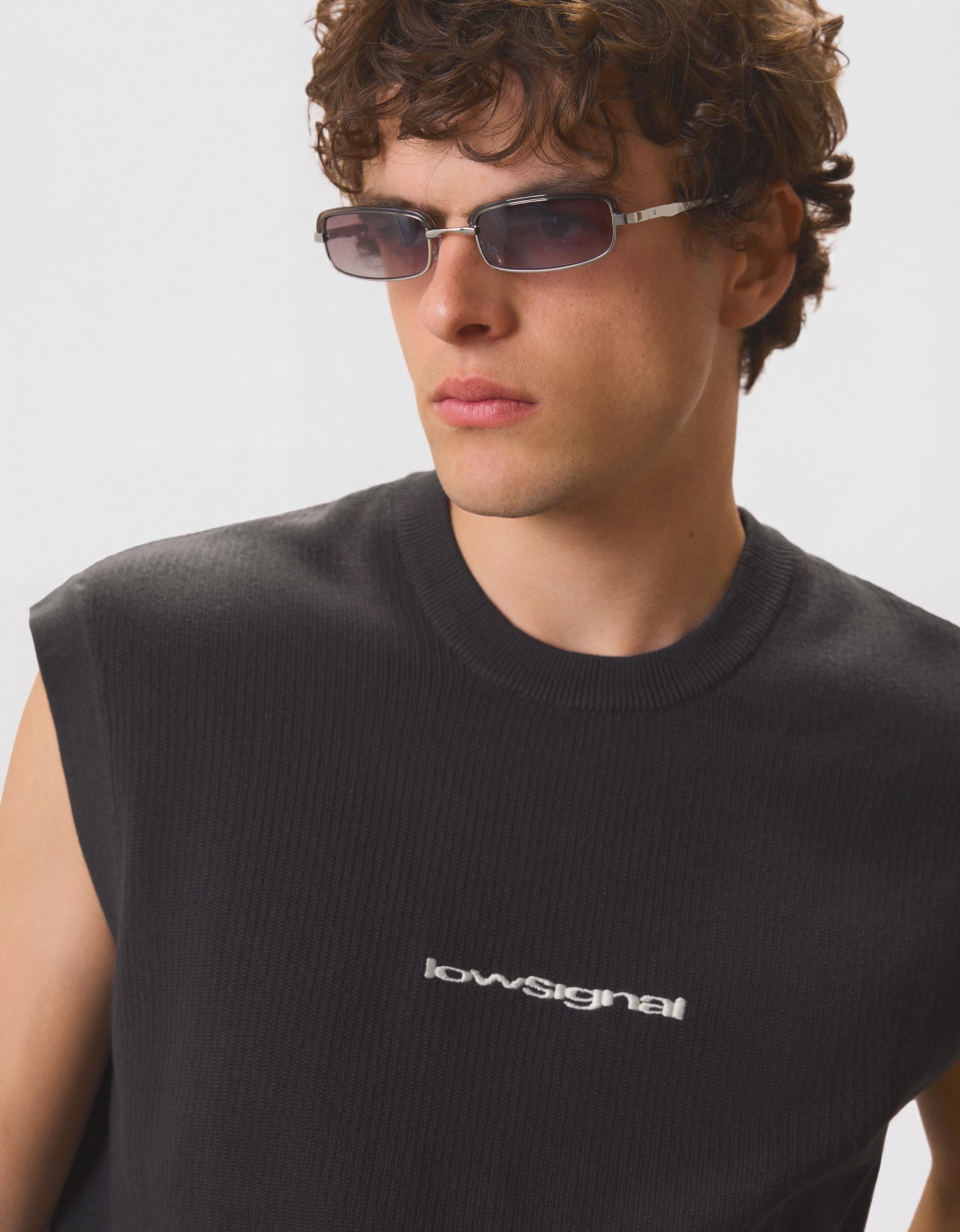 Embroidered sleeveless T-shirt — Black